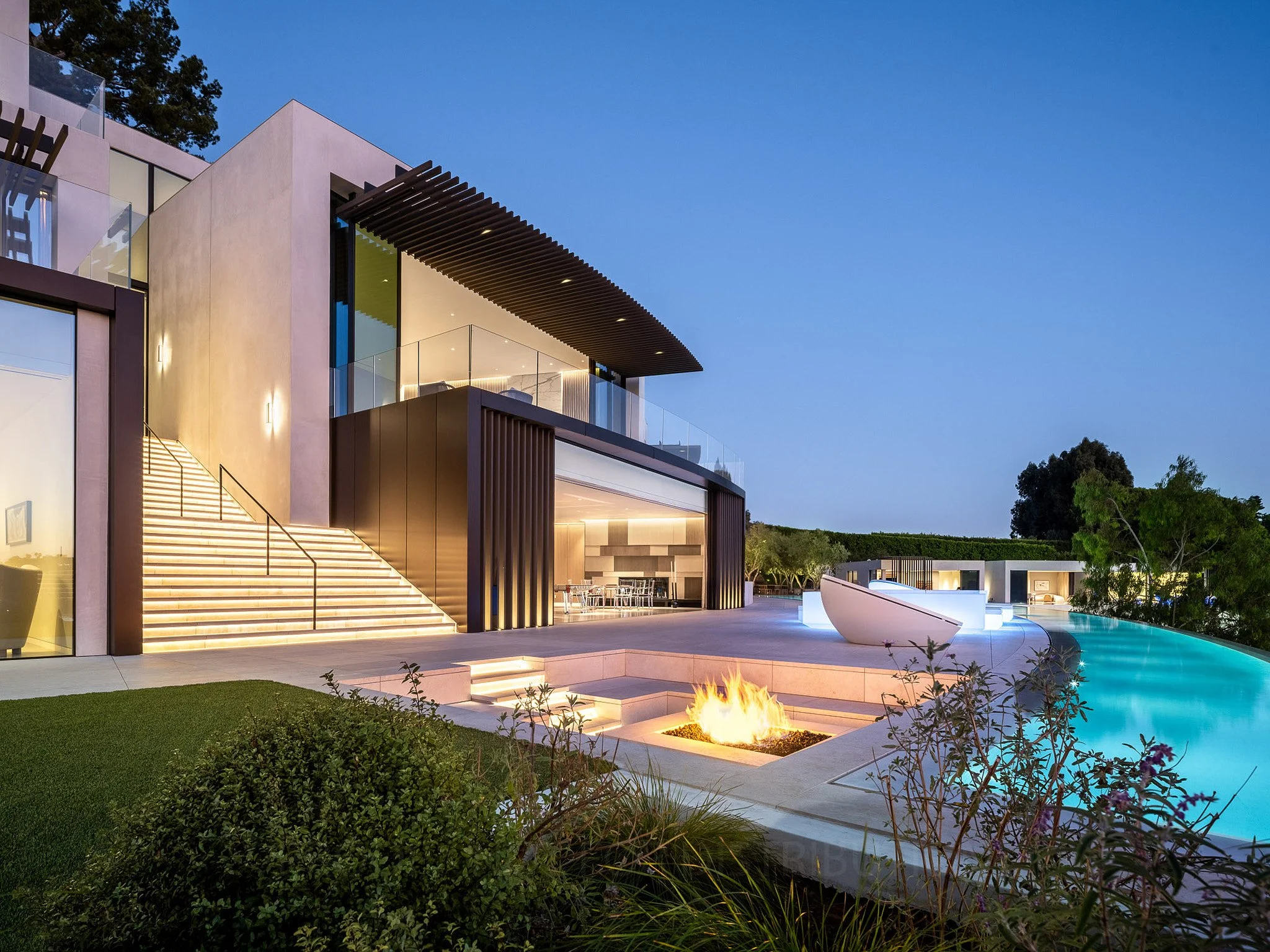 tione-estate-los-angeles-curved-glass-facade-garden.jpg