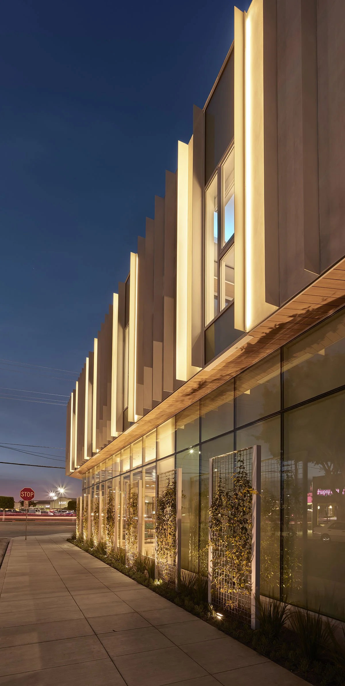 mayumi-hotel-culver-city-illuminated-facade.jpg