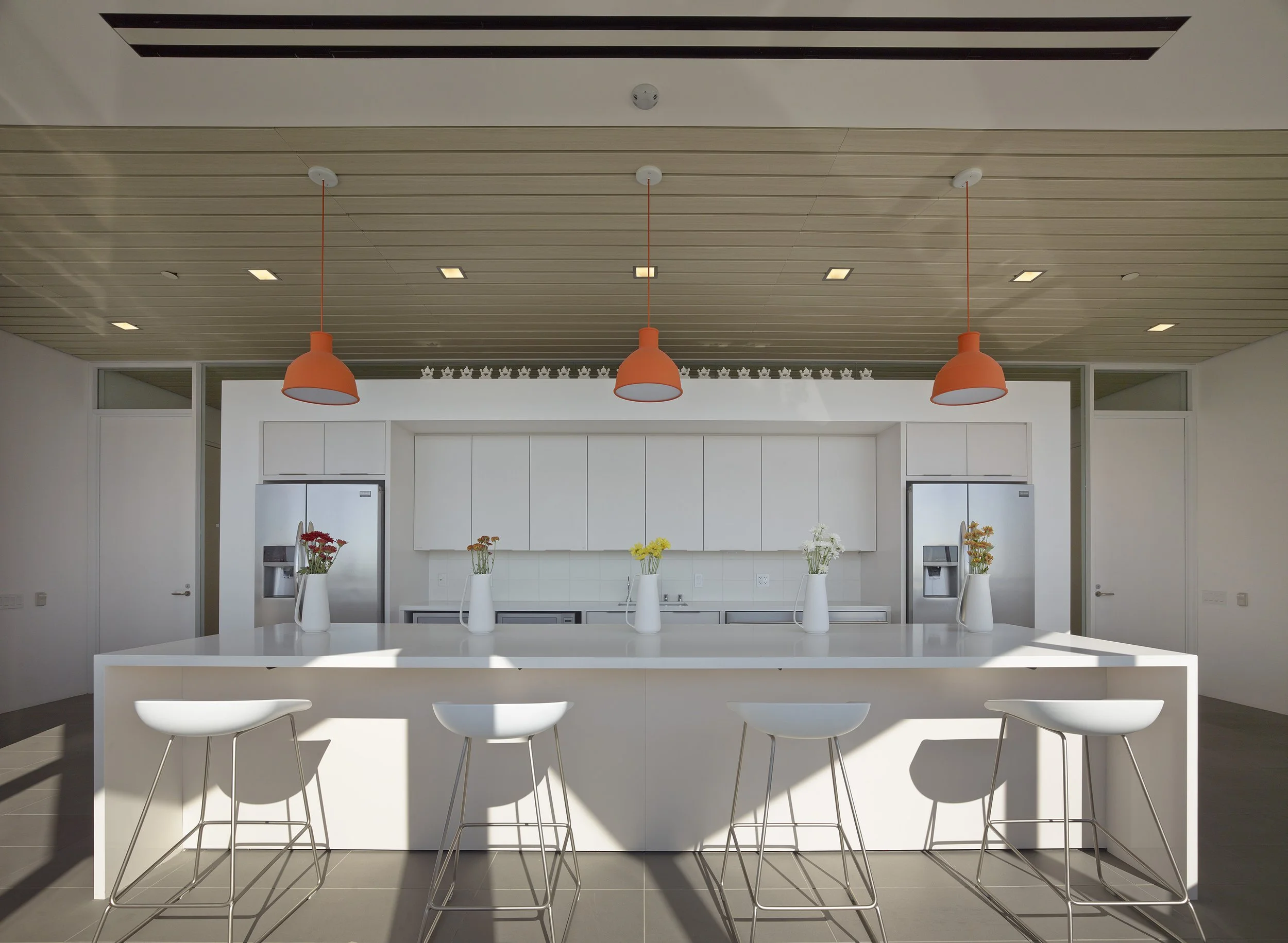 eli-edythe-broad-foundation-los-angeles-employee-kitchen-communal-island.jpg