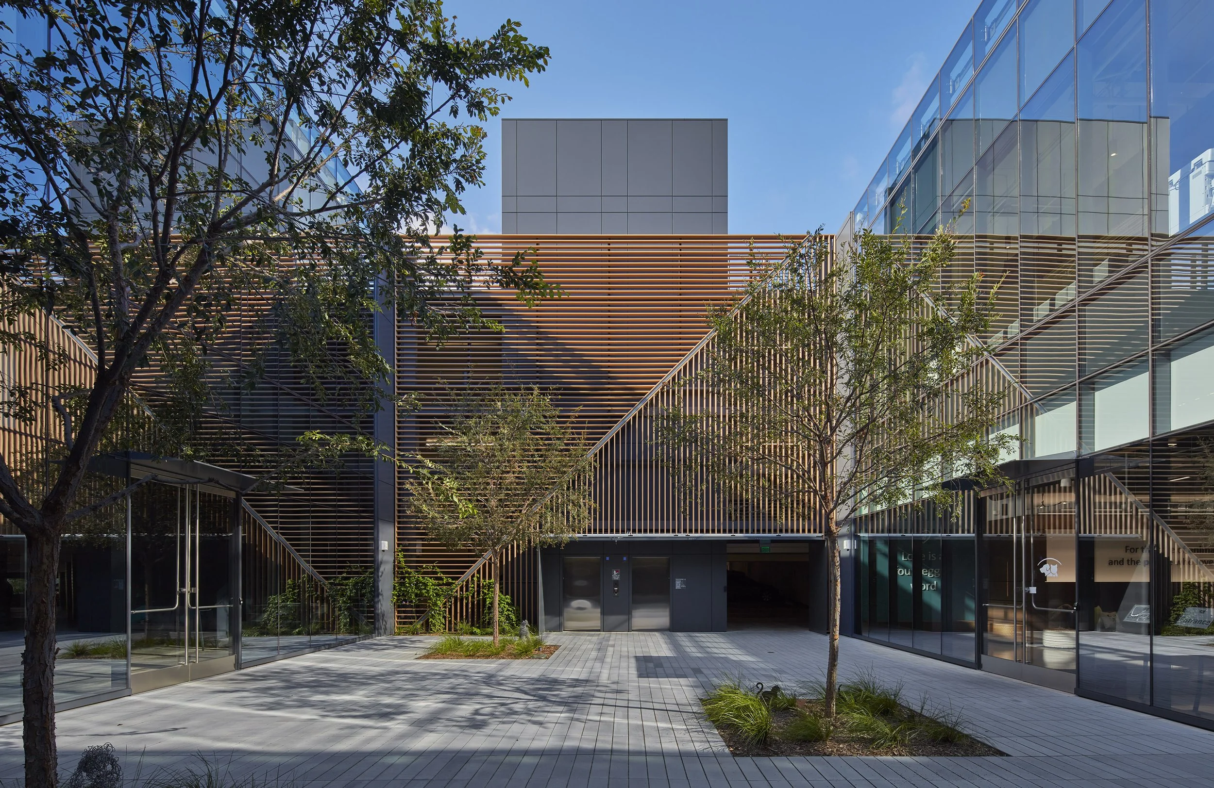 rosecrans-el-segundo-office-central-courtyard.jpg