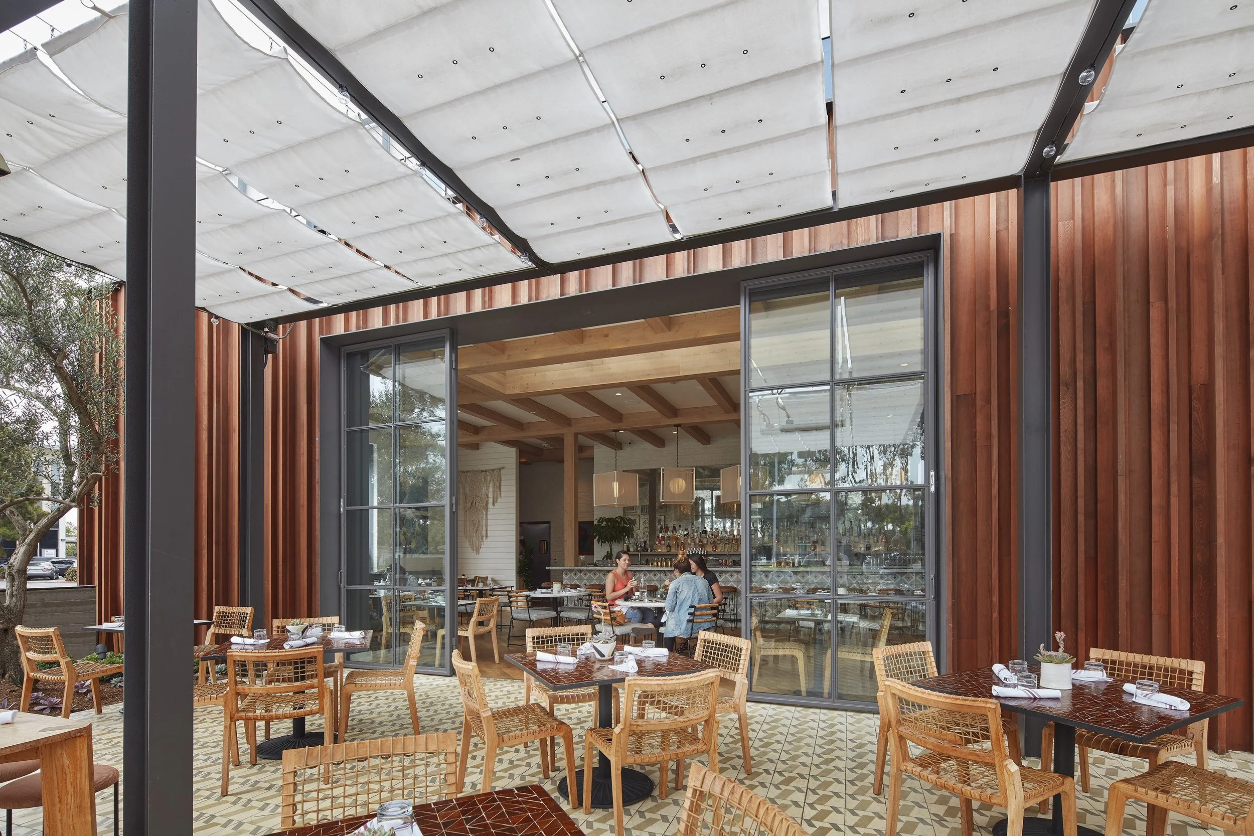 castaway-commons-newport-beach-outdoor-patio-dining.jpg