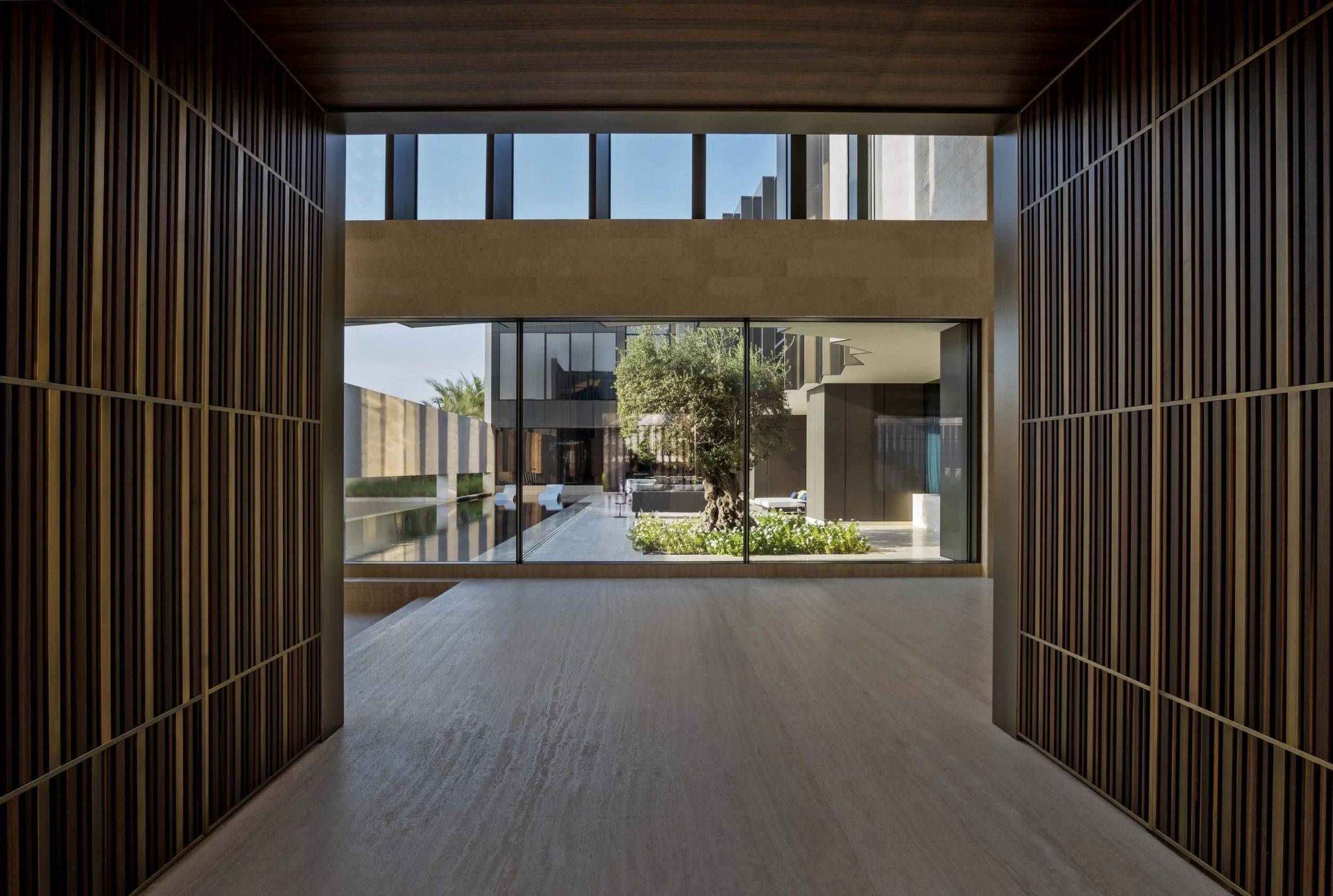 donaldson-partners-dune-house-dubai-entry-courtyard-view.jpg