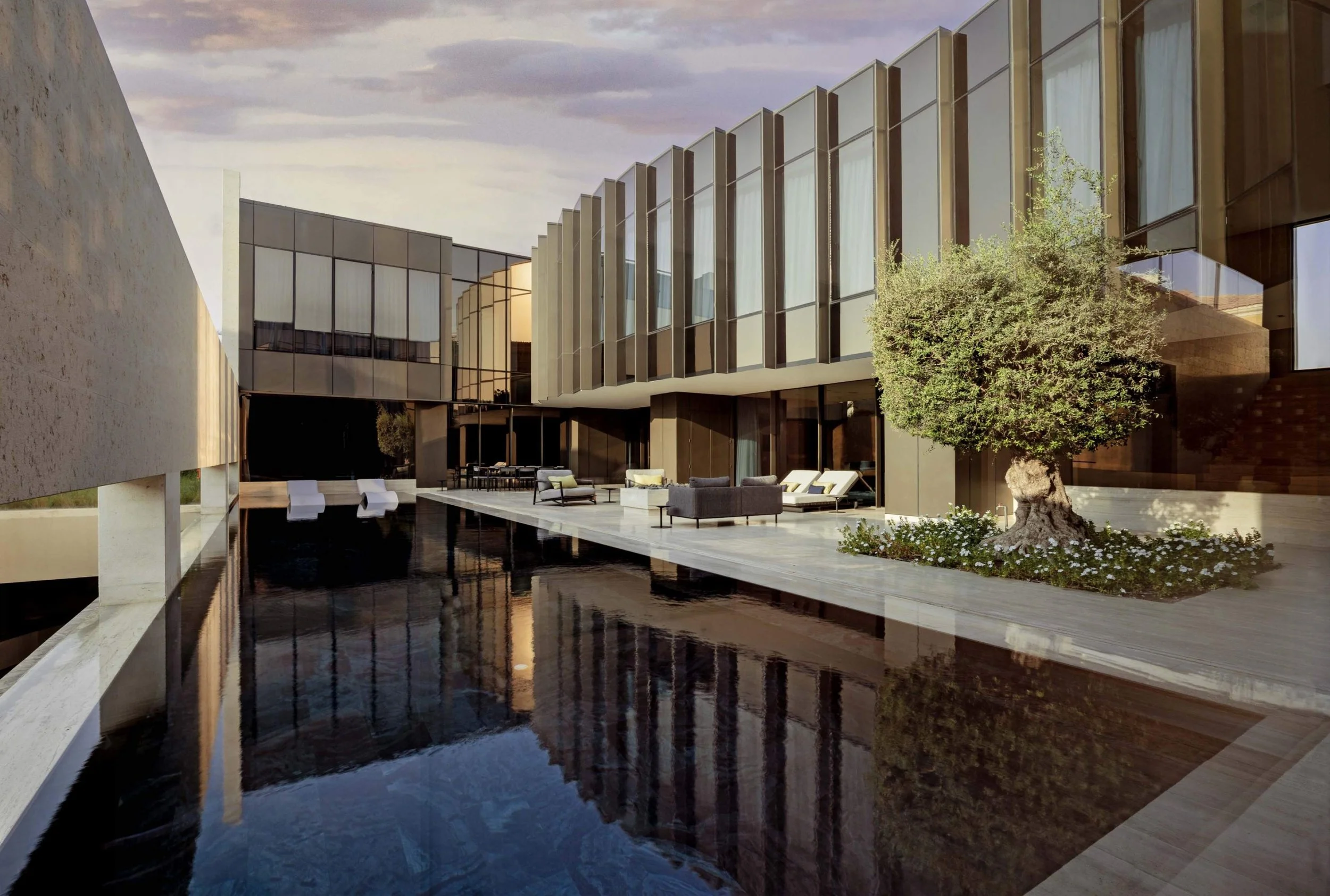 donaldson-partners-dune-house-dubai-courtyard-reflecting-pool.jpg