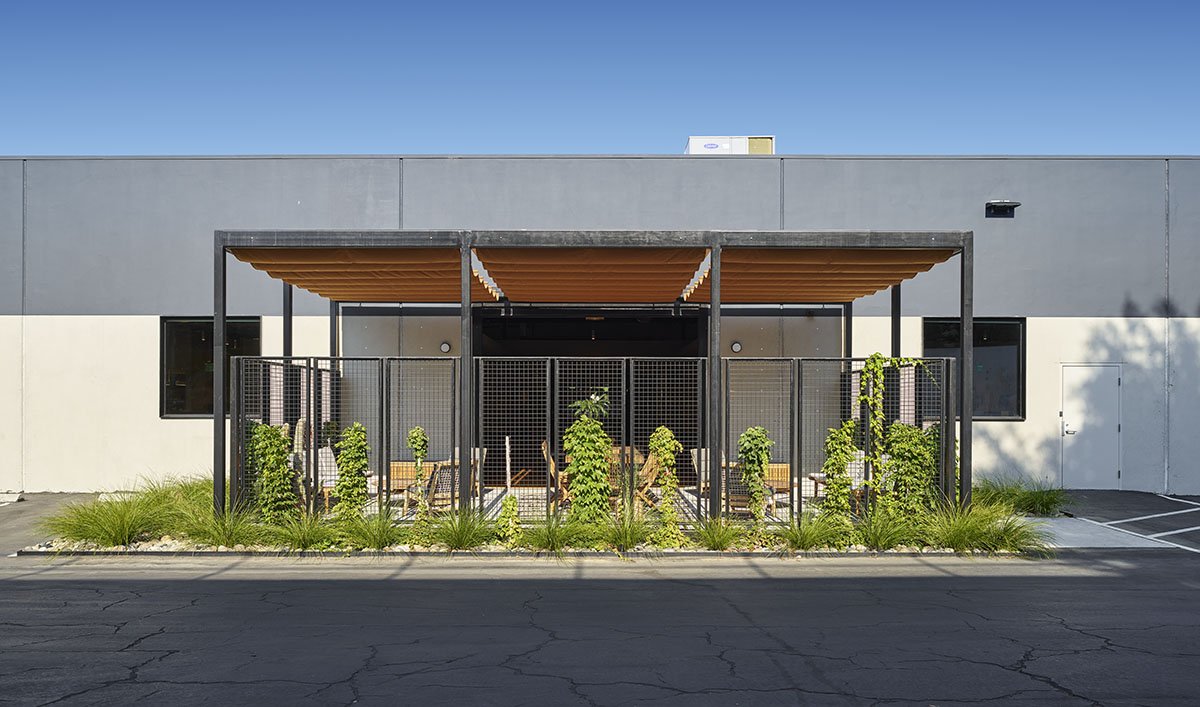 esalon-el-segundo-exterior-patio-pergola.jpg
