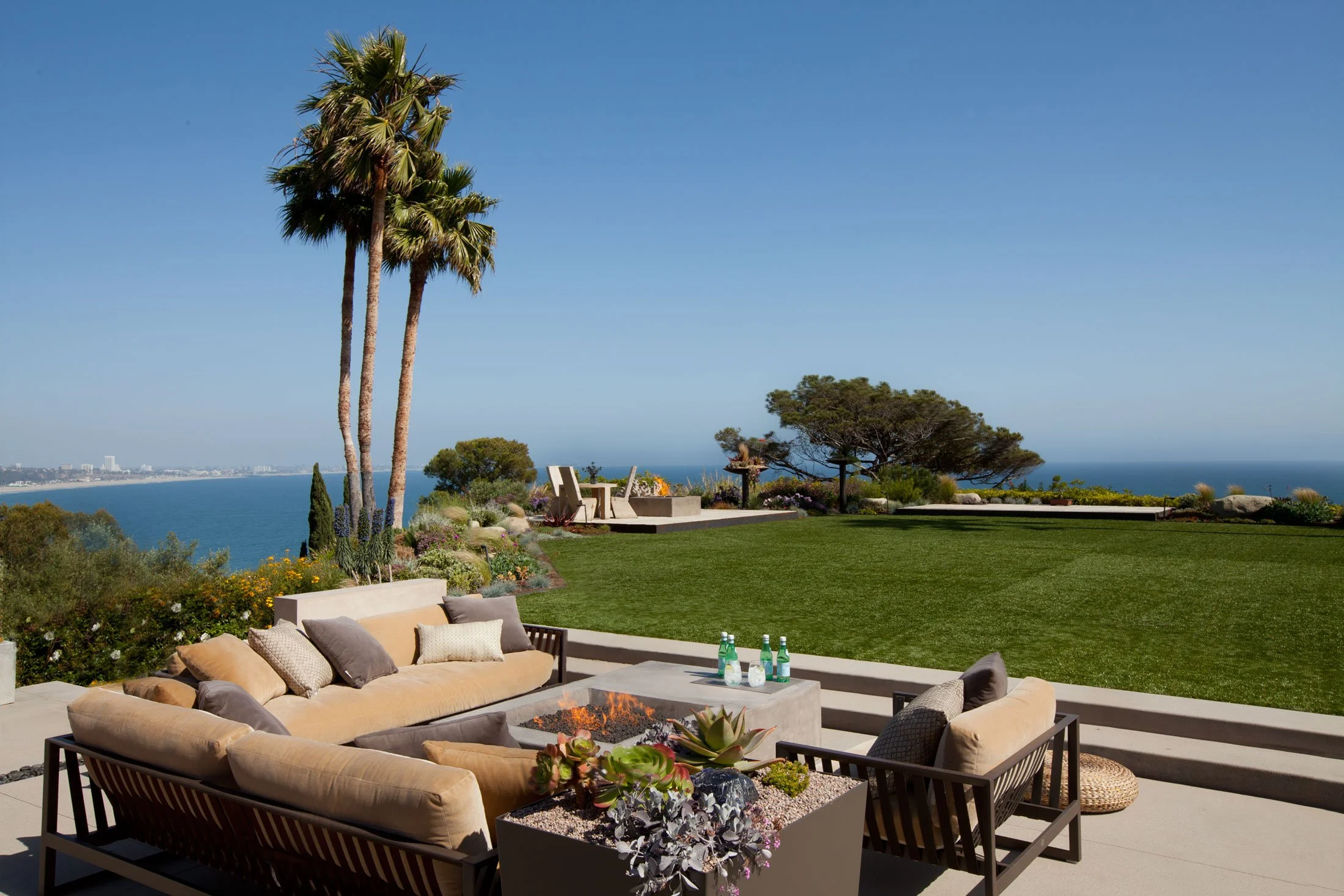 revello-residence-southern-california-outdoor-dining-fire-terrace.jpg
