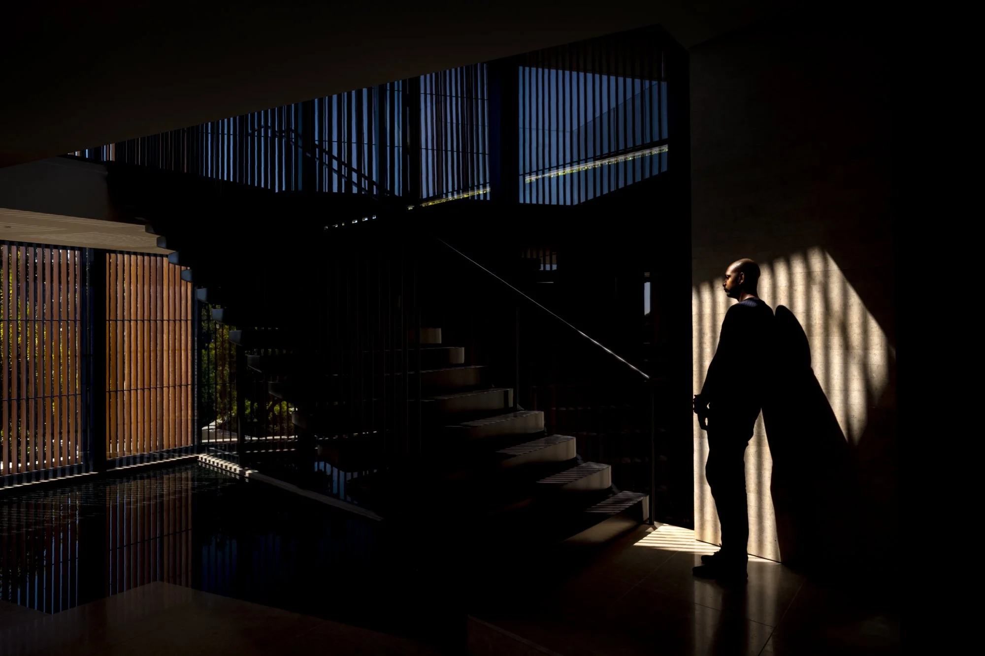 donaldson-partners-tramonto-residence-pacific-palisades-floating-stair-light-shadow.jpg
