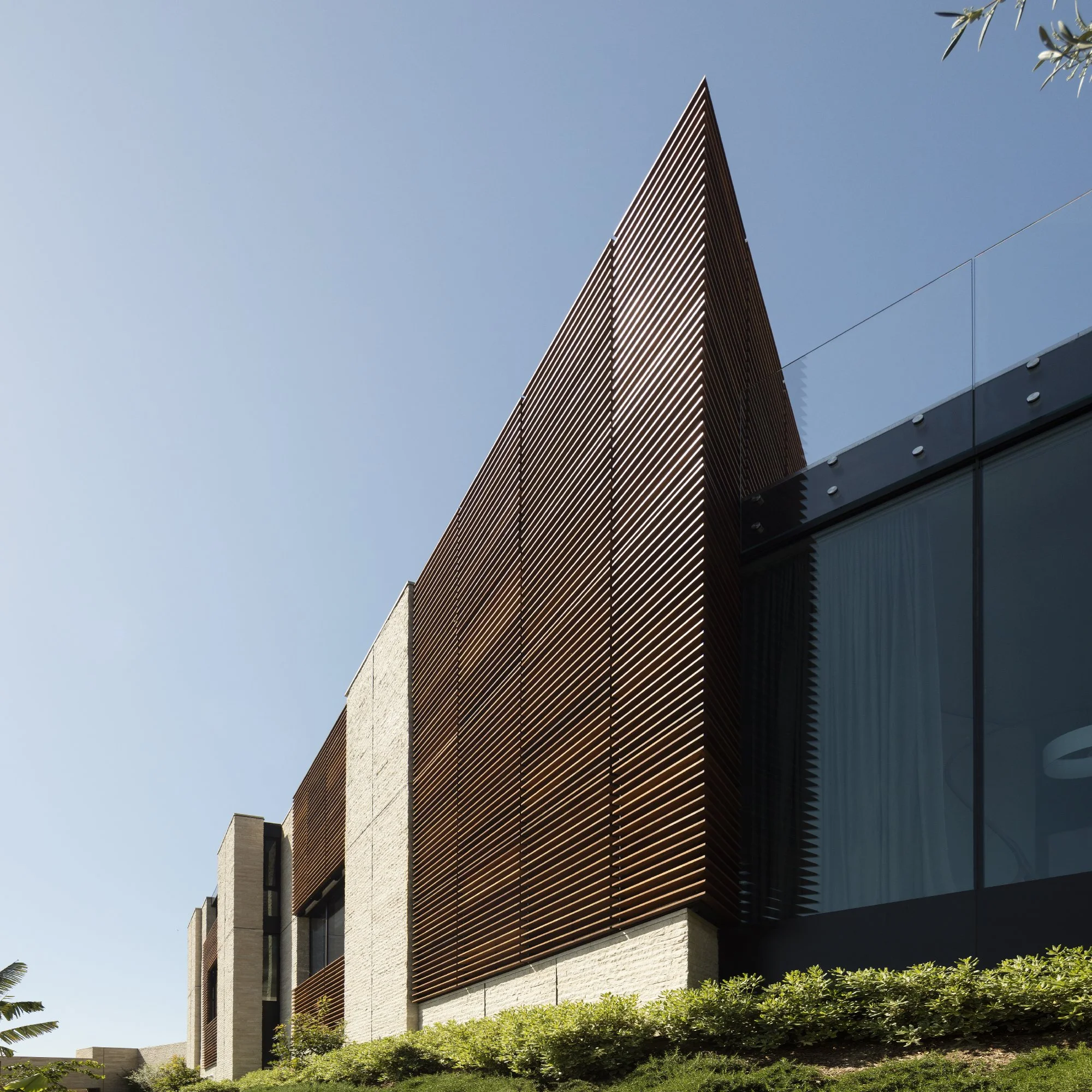 donaldson-partners-tramonto-residence-pacific-palisades-side-facade-wood-screens.jpg
