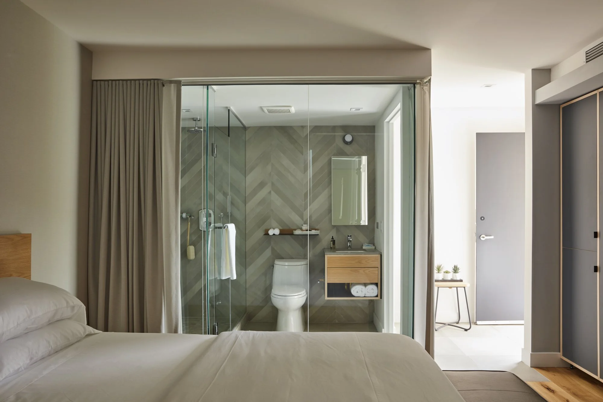 mayumi-hotel-culver-city-guest-room-bathroom.jpg
