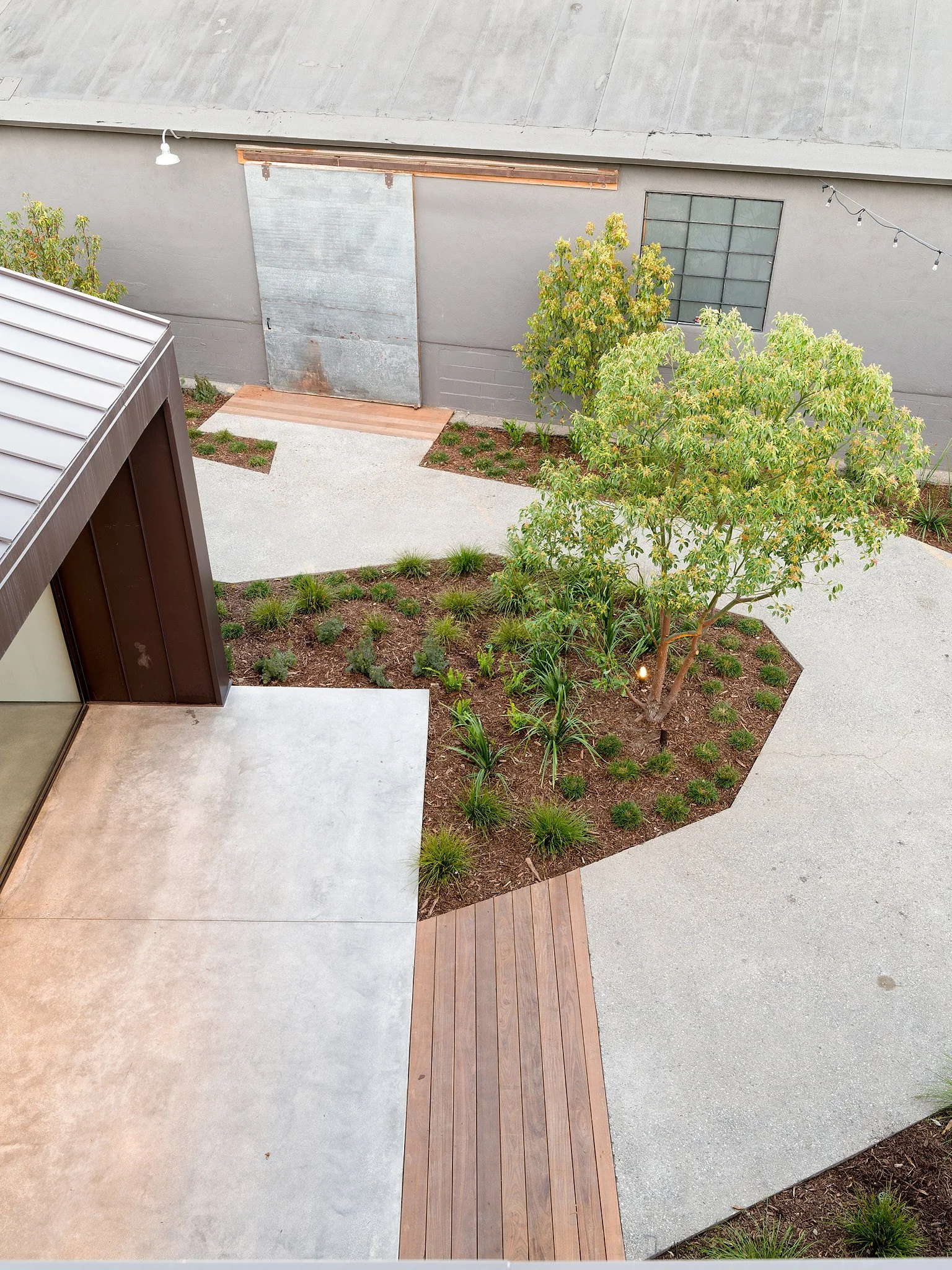 mash-studios-los-angeles-landscaped-industrial-courtyard.jpg