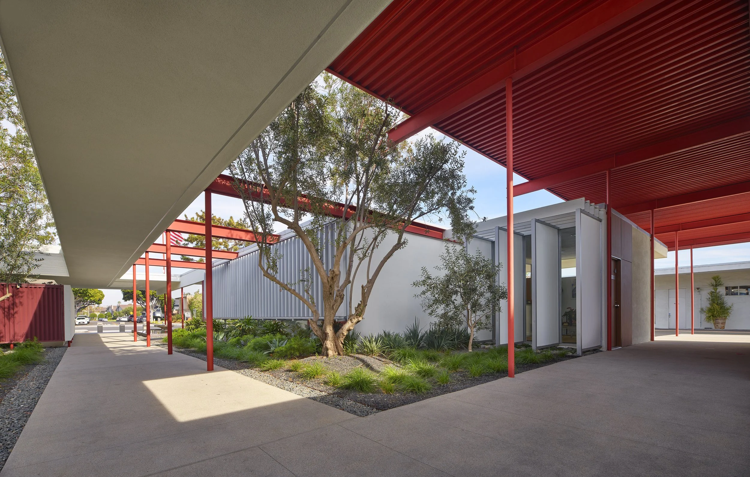 mariners-medical-arts-newport-beach-neutra-courtyard-garden.jpg