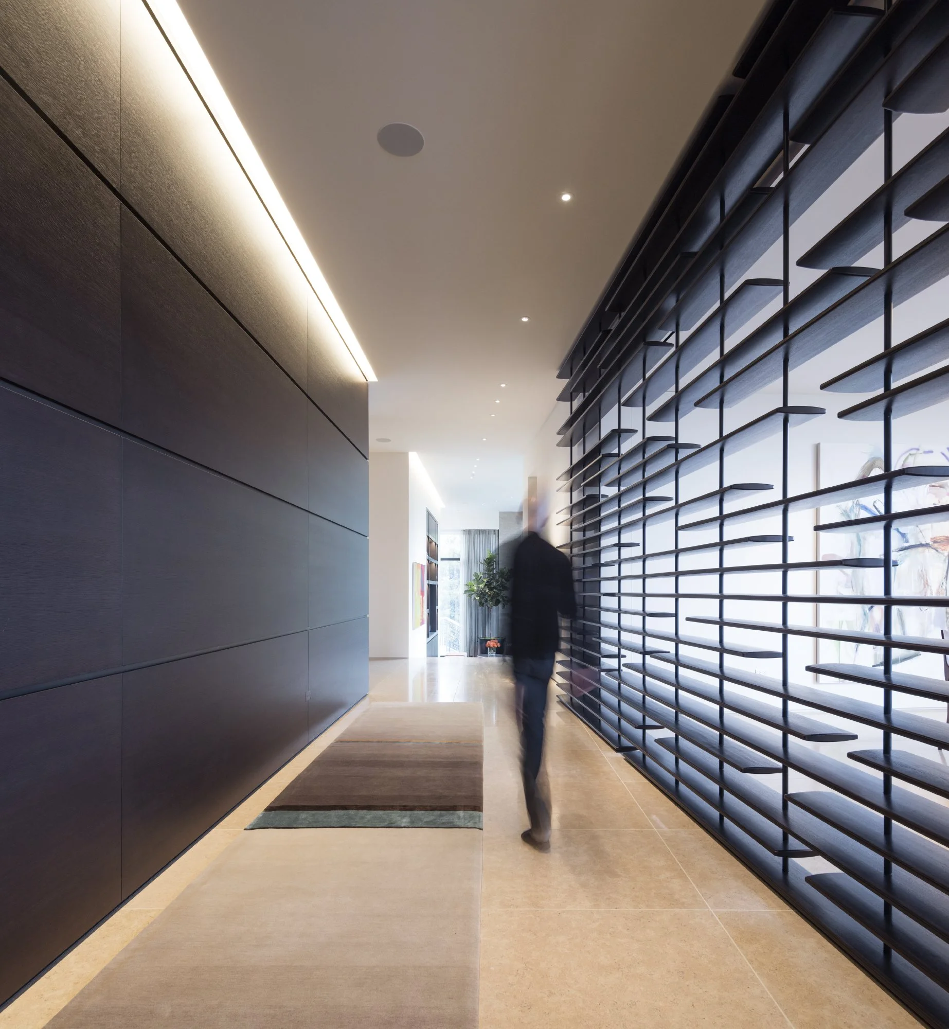 donaldson-partners-tramonto-residence-pacific-palisades-interior-gallery-hallway-wood-screen.jpg