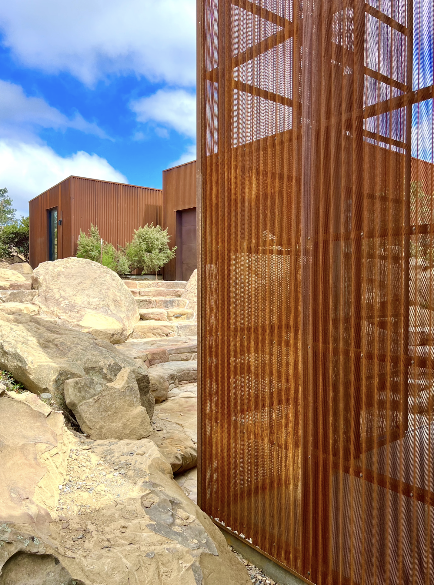 donaldson-partners-hr43-residence-hollister-ranch-weathering-steel-screen-courtyard.jpg