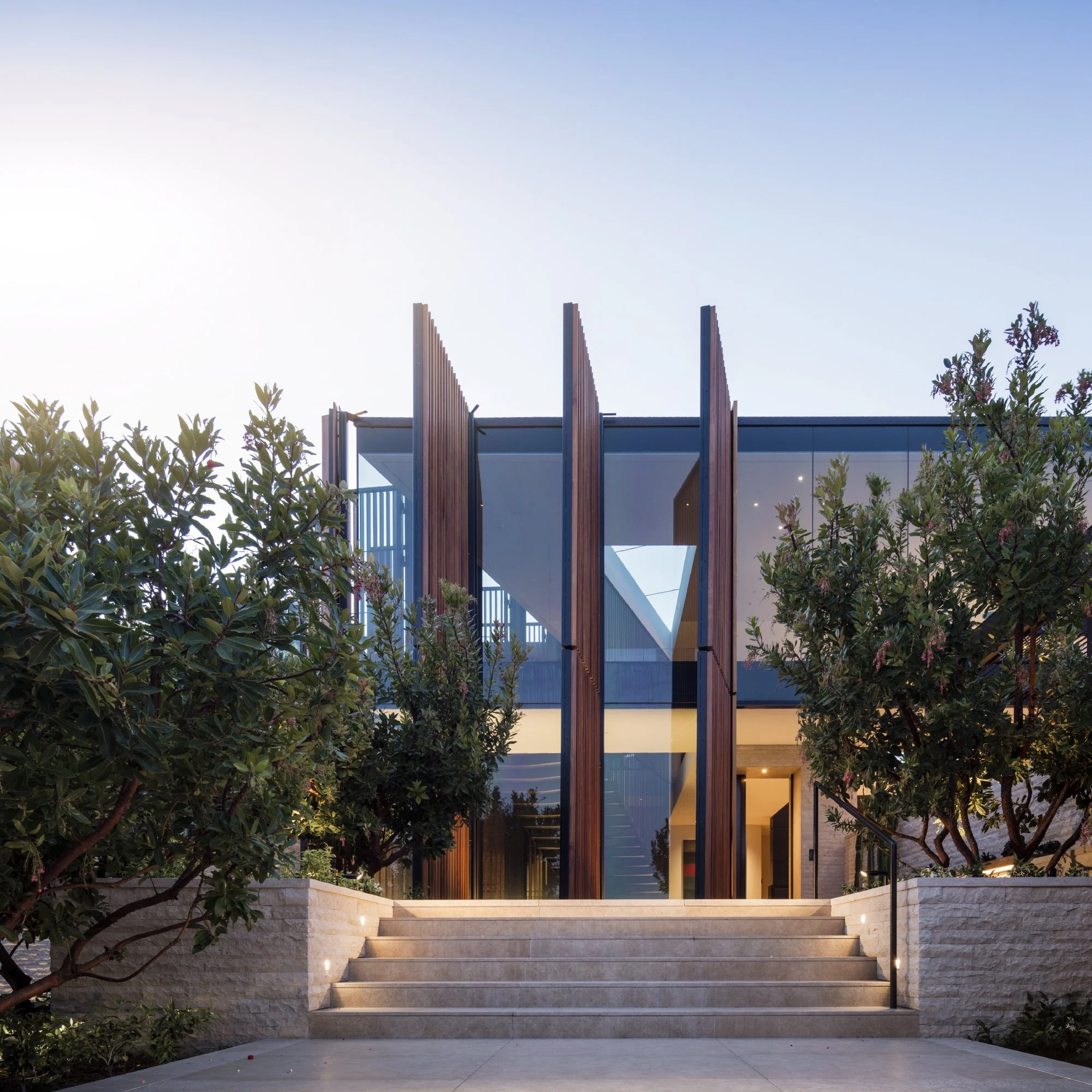 donaldson-partners-tramonto-residence-pacific-palisades-entry-facade-operable-wood-screens.jpg