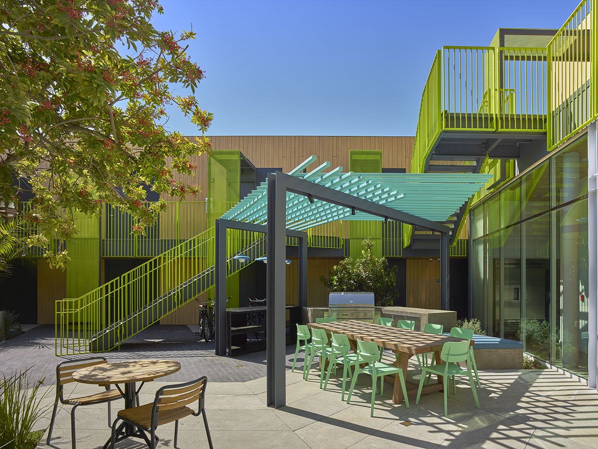mayumi-hotel-culver-city-courtyard-dining.jpg