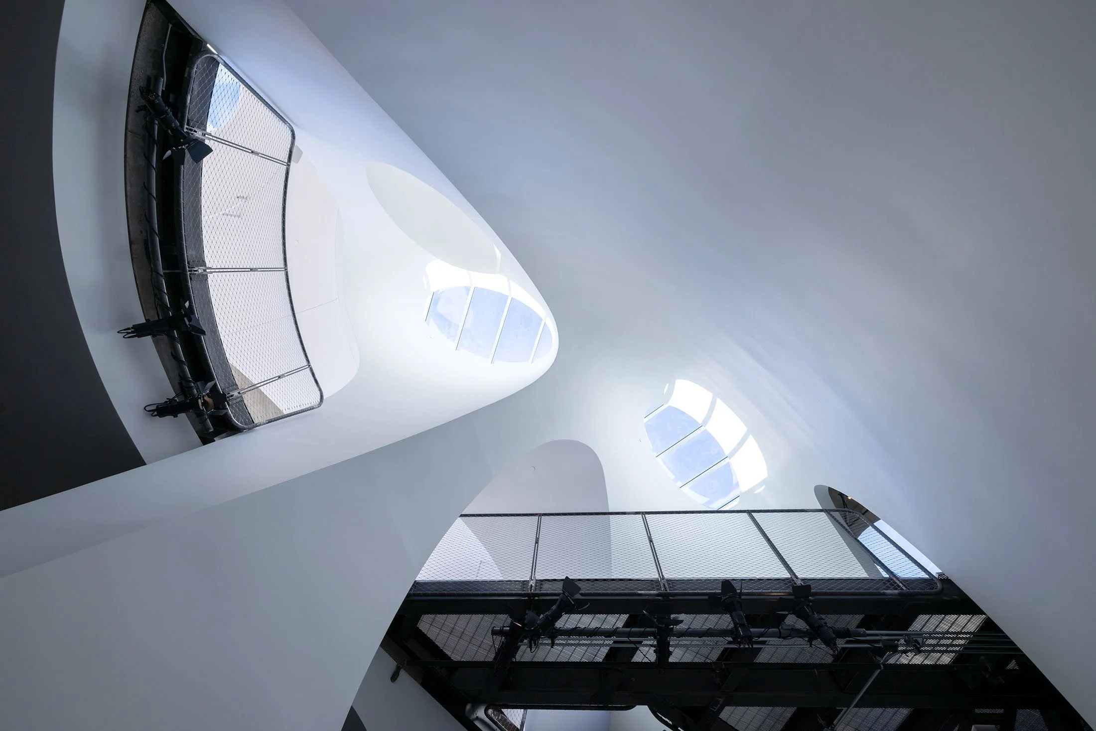 Donaldson+Partners-Hill House-Montecito-California-Curving-SkyLight-Bridge.jpg