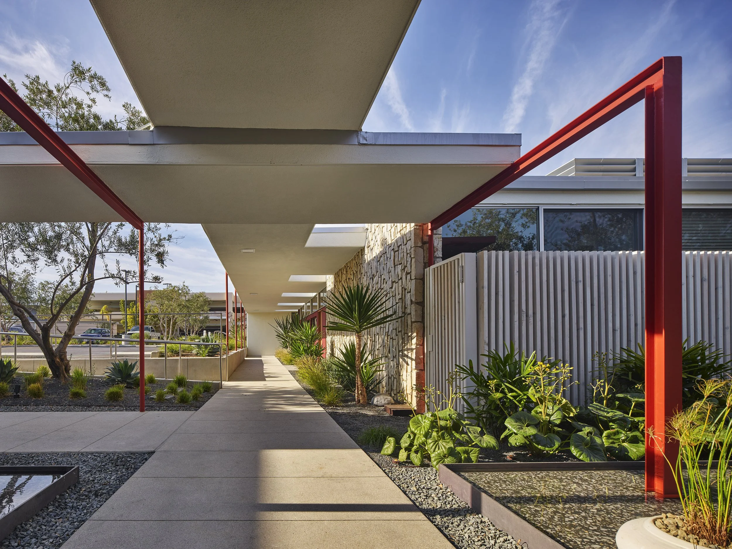 mariners-medical-arts-newport-beach-neutra-garden-walkway.jpg