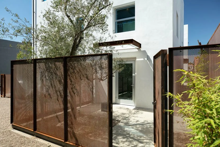 anacapa-studios-santa-barbara-courtyard-screen.jpg