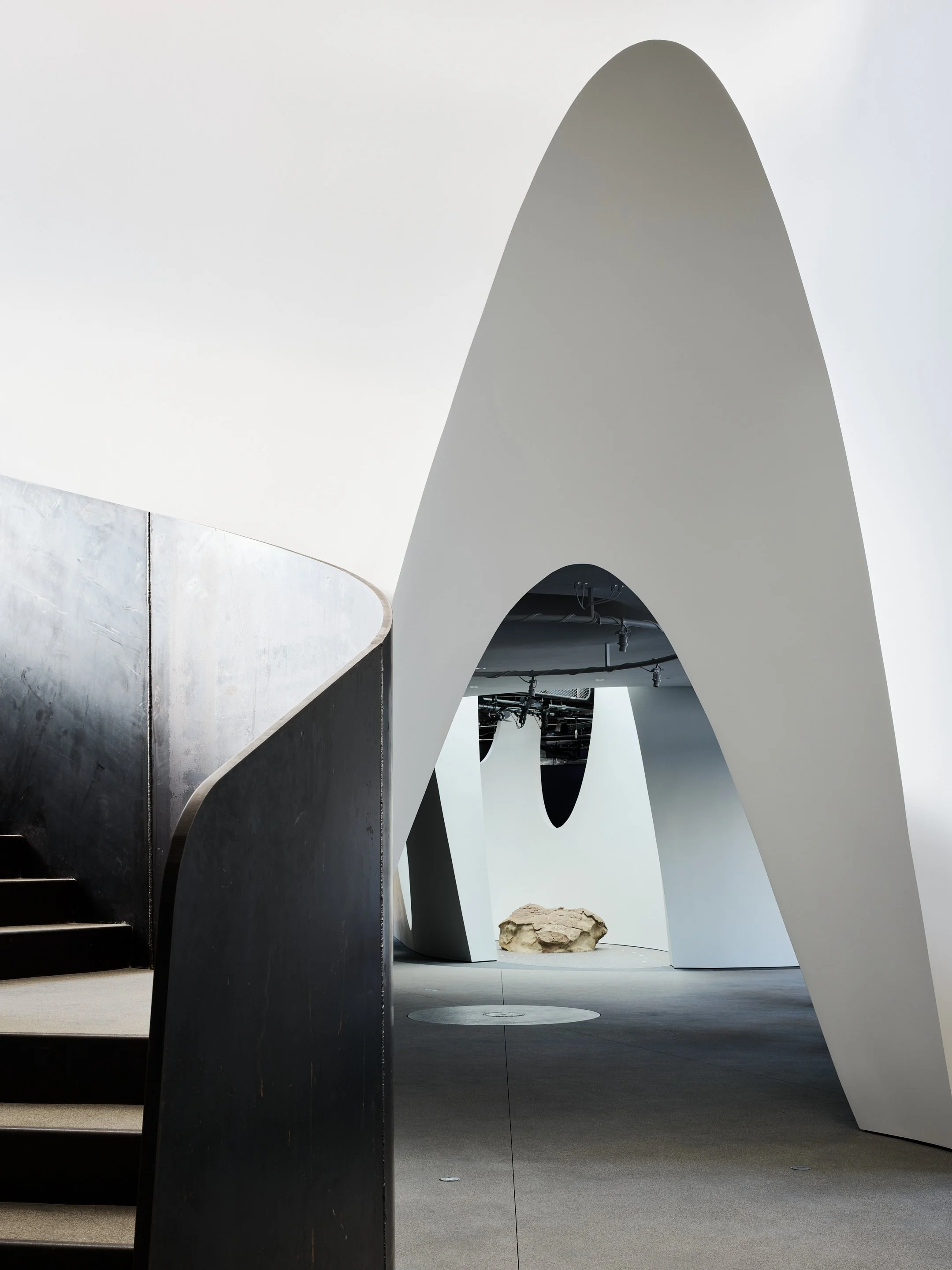 Donaldson+Partners-Hill House-Montecito-Curving-Sculptural-Staircase.jpg