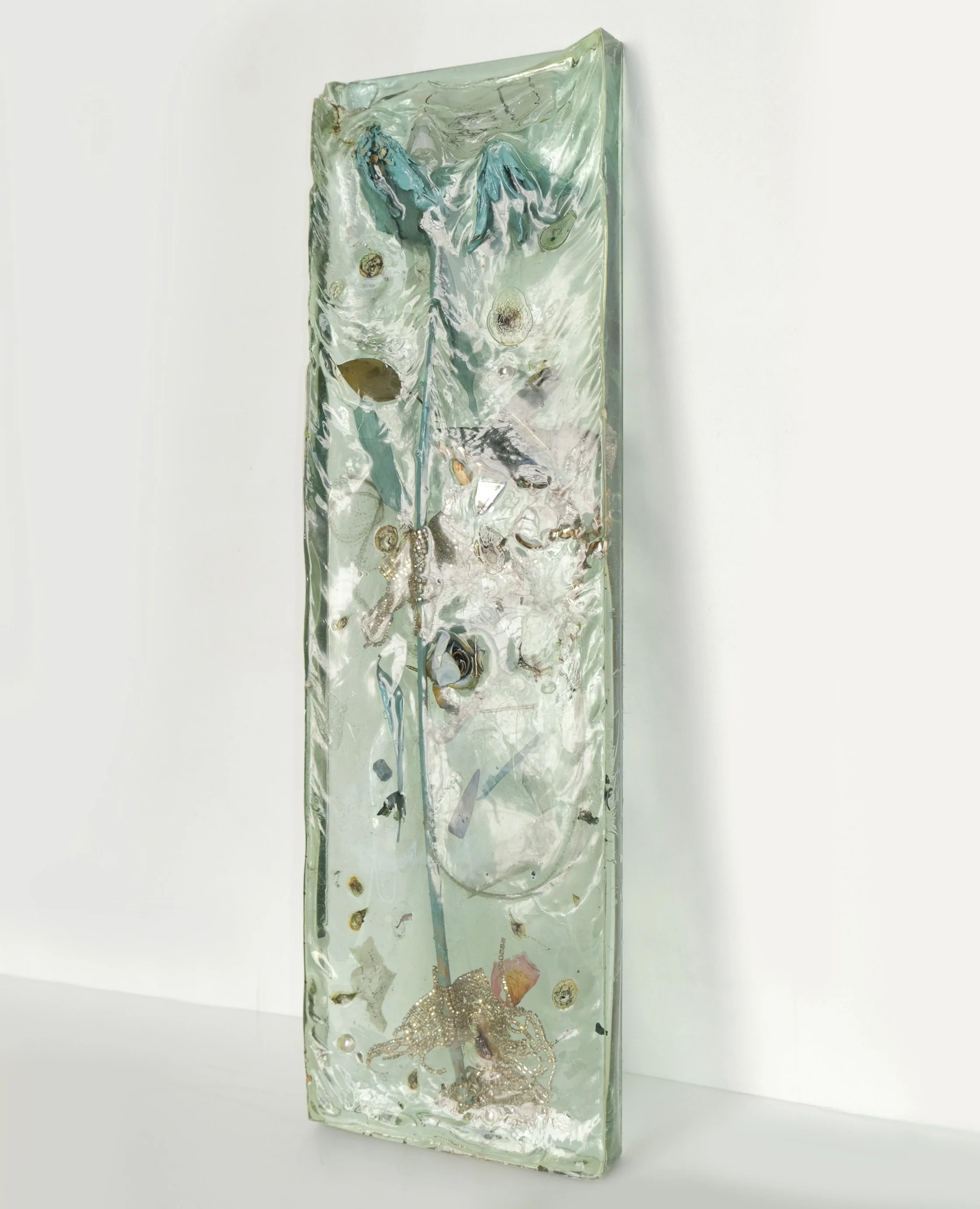 얼음 공주 Inclustion Series, 2023, glass, resin, *remnants of exhibitions, installations and works, 2010–2023, 20.2x3.5x65.5cm