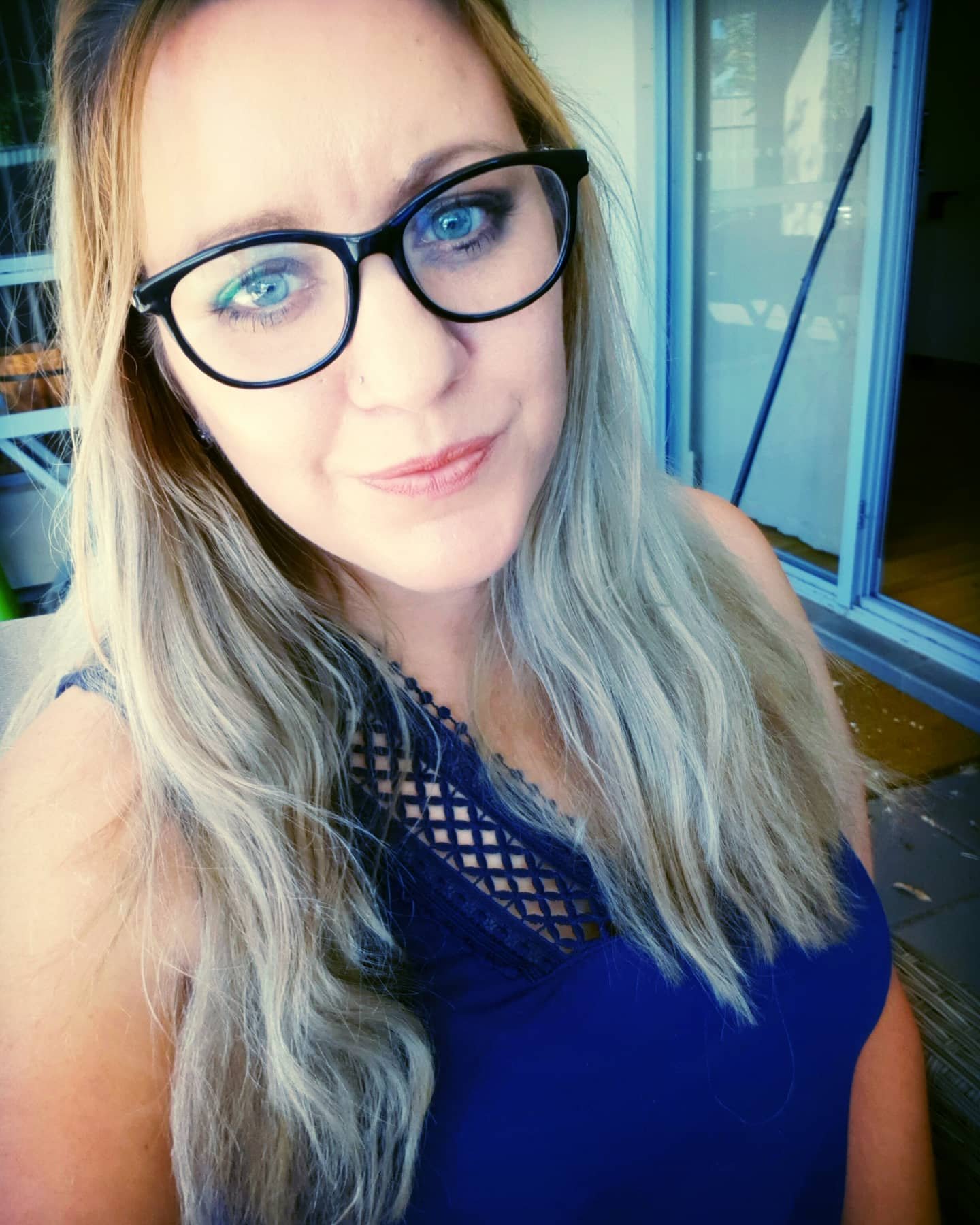 Couldn't log on to the internet at the Hub this morning, so back at home for me. 
I've eaten all my "work day" snacks. 
My neighbours don't play good music.

I should really do (*insert 100 things my eyes have just rested on).