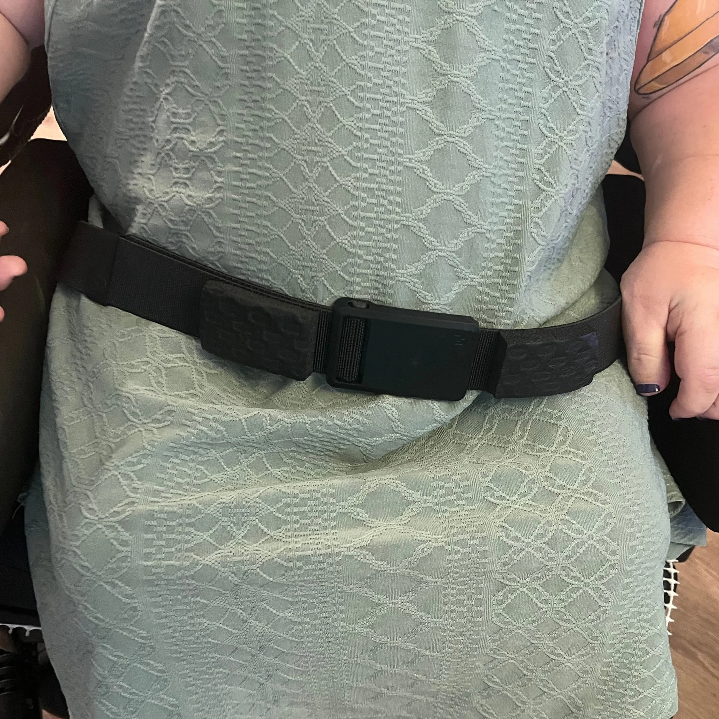 Magnetic-clasp wheelchair seat belt with comfort grip pads