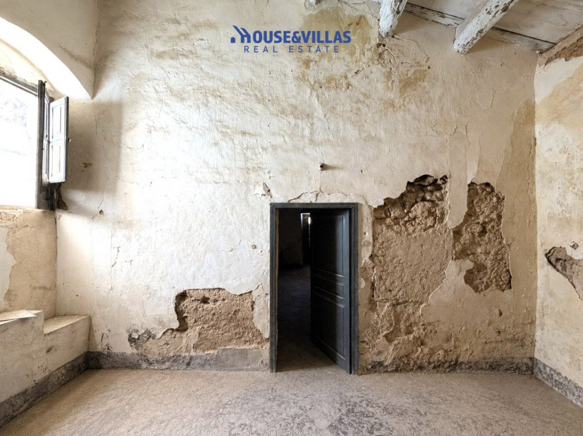 A Blank Canvas in Historic Noto