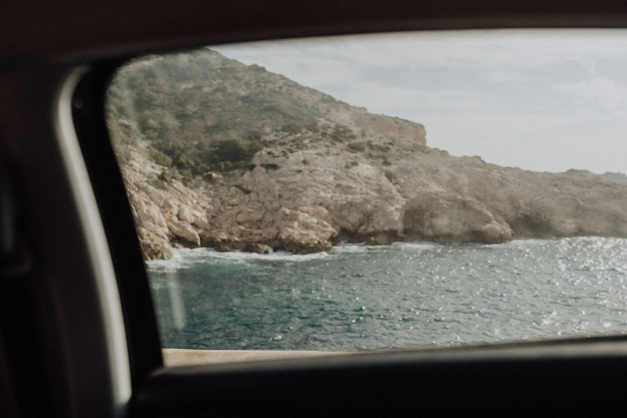 La mer vue de la fenêtre de la voiture