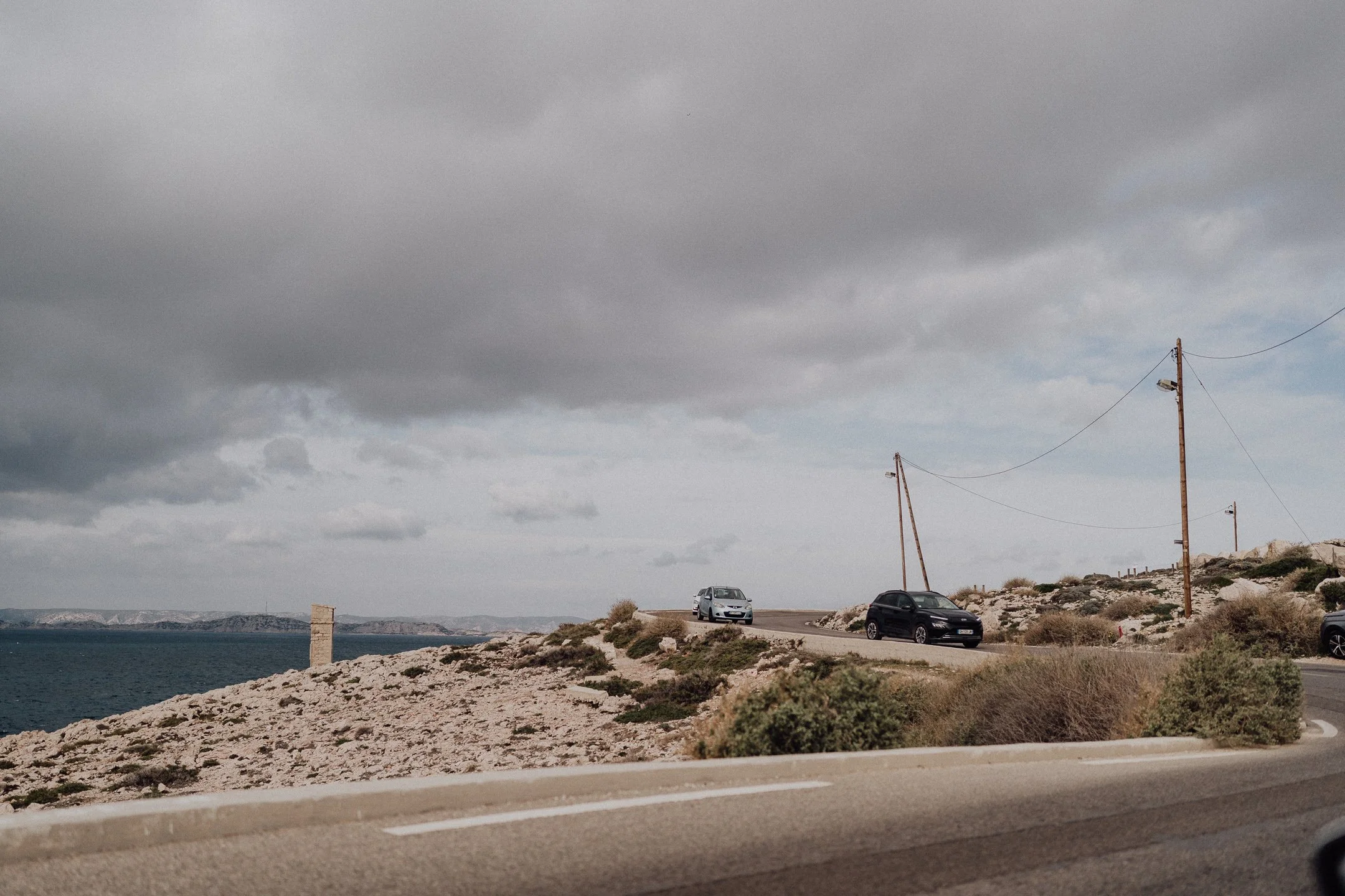 Route des Goudes Marseille en fond