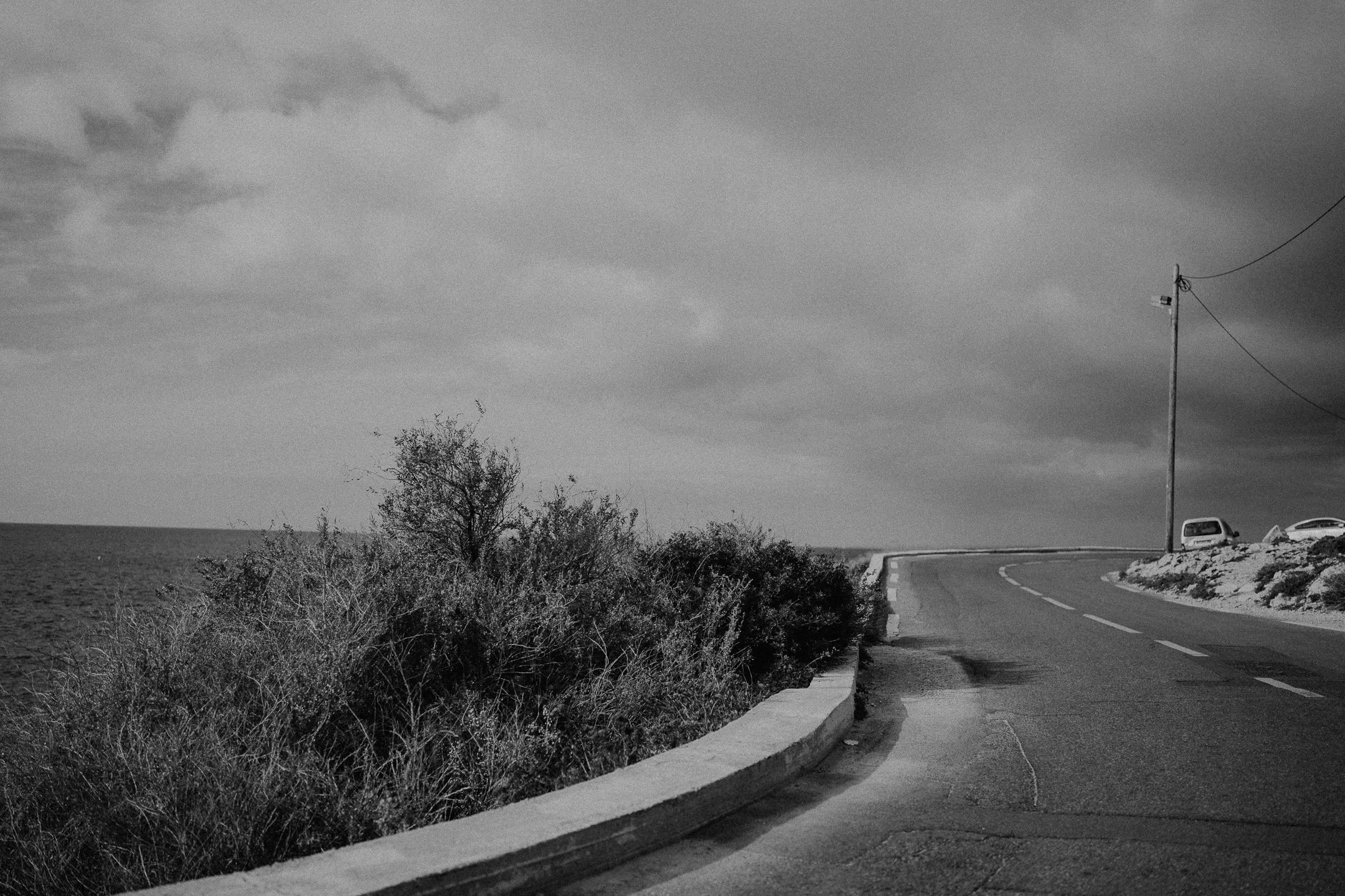 Photo d'un paysage en noir et blanc, rouge des Goudes