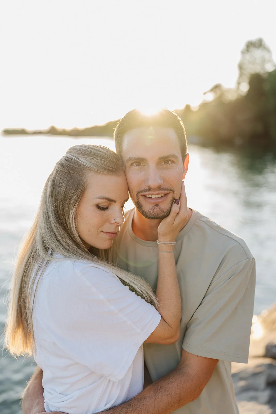 Séance photo couple au bord du lac au coucher du soleil en Suisse : un portrait tendre et lumineux d’amoureux capturé dans une atmosphère naturelle, douce et romantique par Nonante Émotions.
