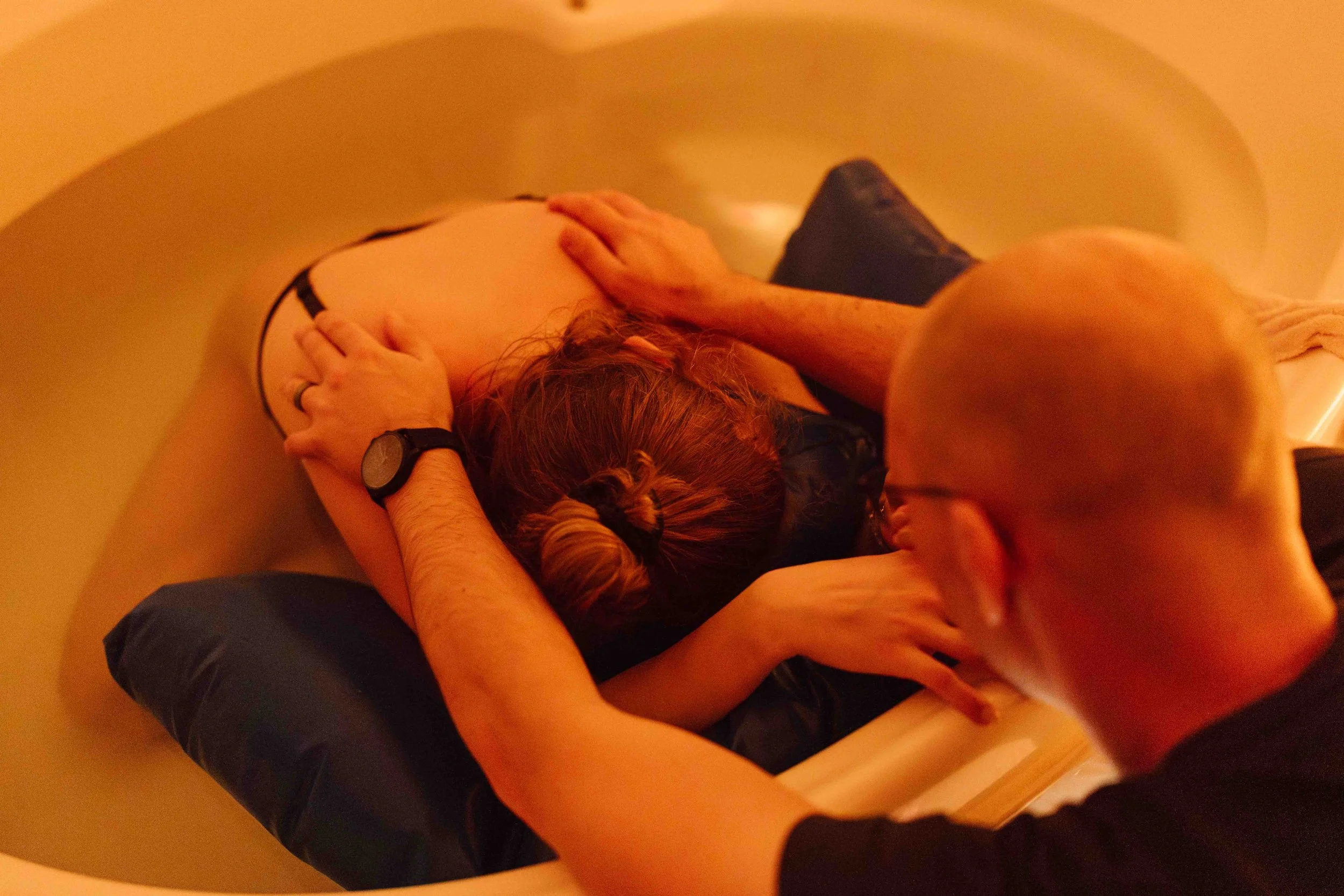 Accouchement physiologique dans l’eau avec accompagnement du partenaire – reportage naissance en Suisse romande