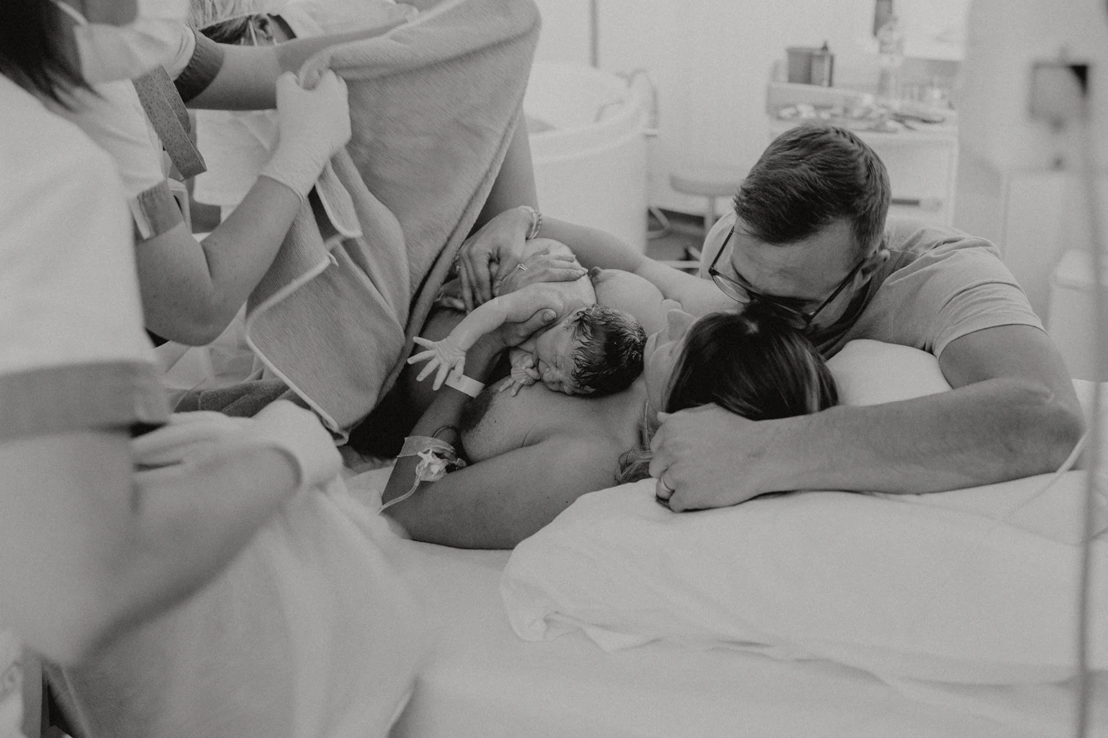L’instant suspendu de la première rencontre en peau à peau entre bébé et ses parents, capturé avec émotion lors d’un reportage d’accouchement à La Clinique de La Source à Lausanne.