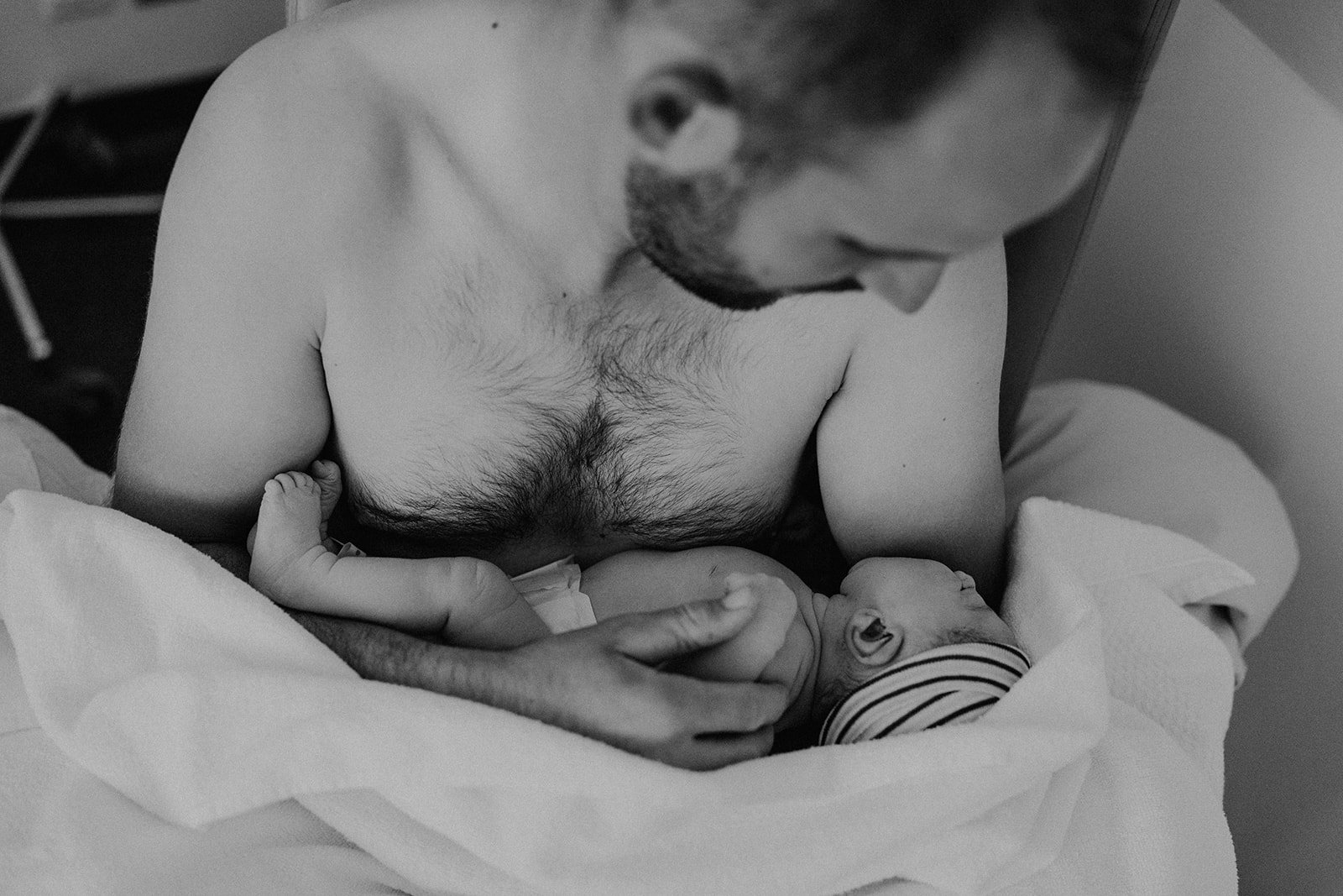 Les premiers instants de peau à peau entre un papa et son nouveau-né, capturés avec tendresse lors d’un reportage d’accouchement en Suisse romande, pour garder intacte l’émotion de la rencontre.