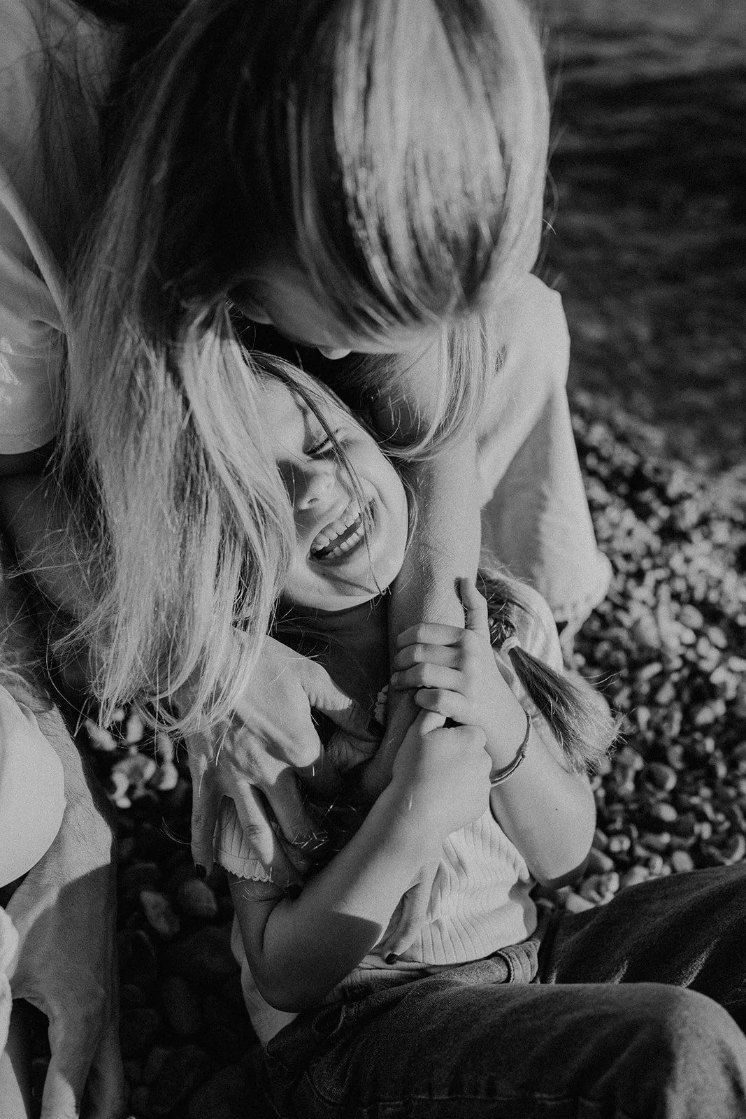 nstant de complicité entre une maman et sa fille capturé en noir et blanc : une séance photo famille lifestyle pleine de tendresse, de rires et d’émotion par Nonante Émotions.
