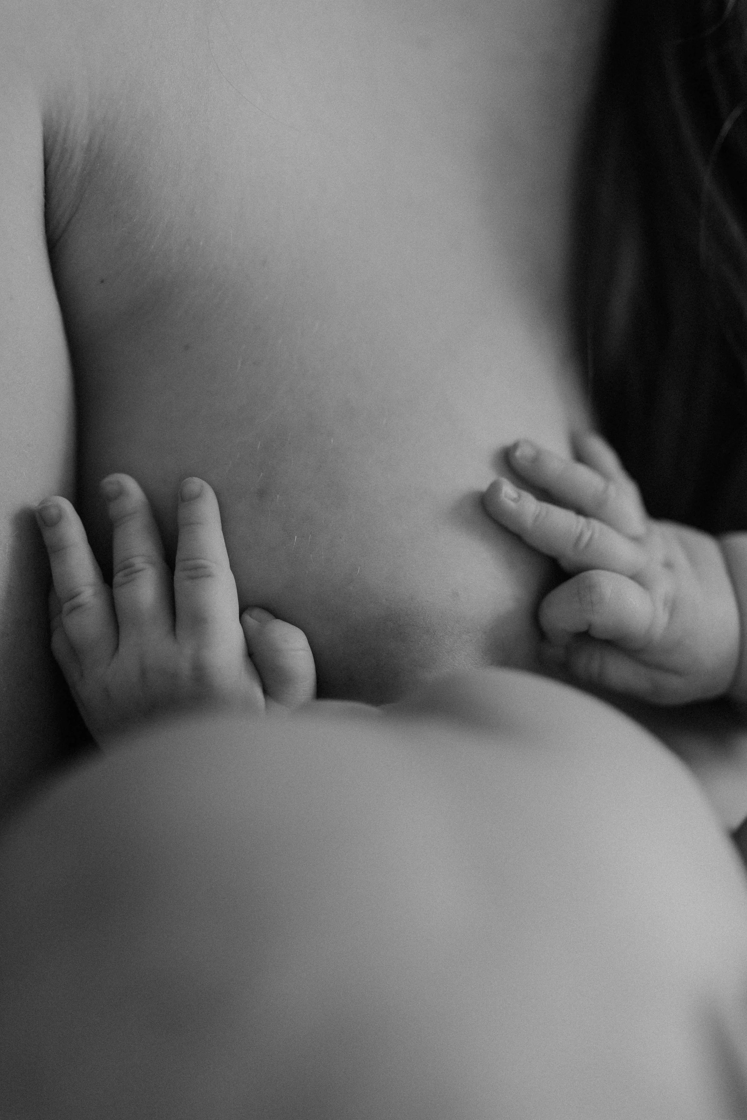 detail-mains-bebe-peau-a-peau-seance-maternite-suisse-romande-nonanteemotions.jpg