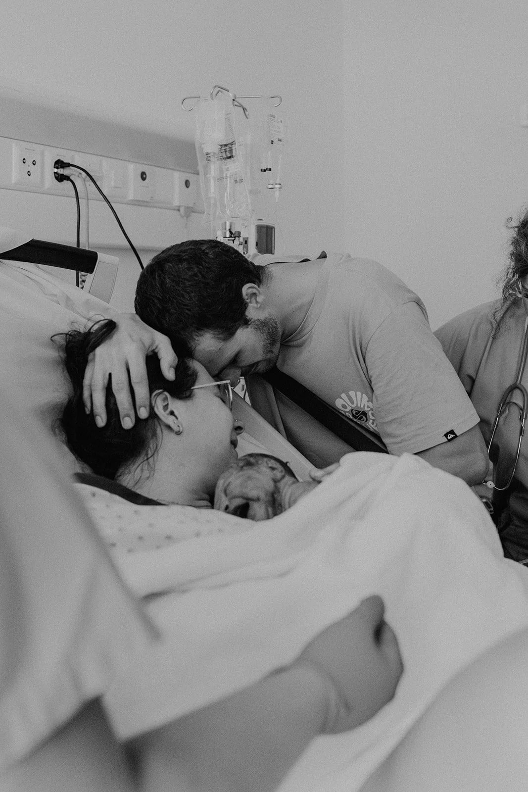 L’instant bouleversant de la première rencontre entre parents et bébé, capturé avec émotion lors d’un reportage d’accouchement en Suisse romande, pour préserver à jamais ce moment unique.