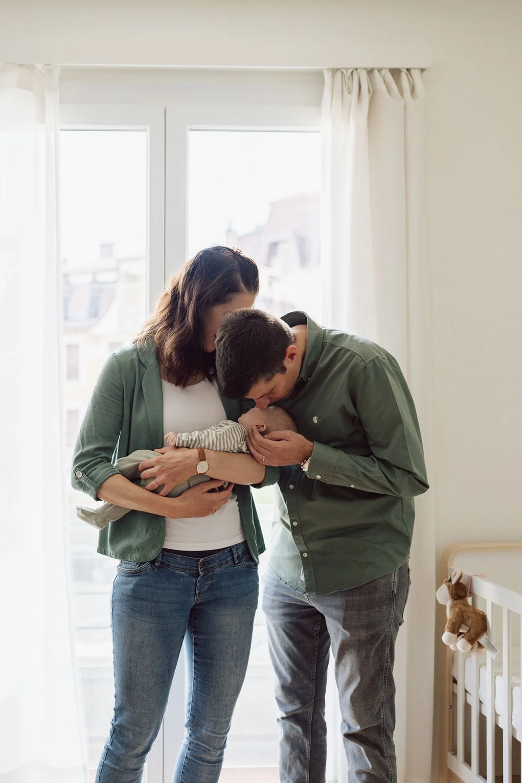 Jeunes parents avec leur nouveau-né lors d’une séance maternité à domicile en Suisse romande