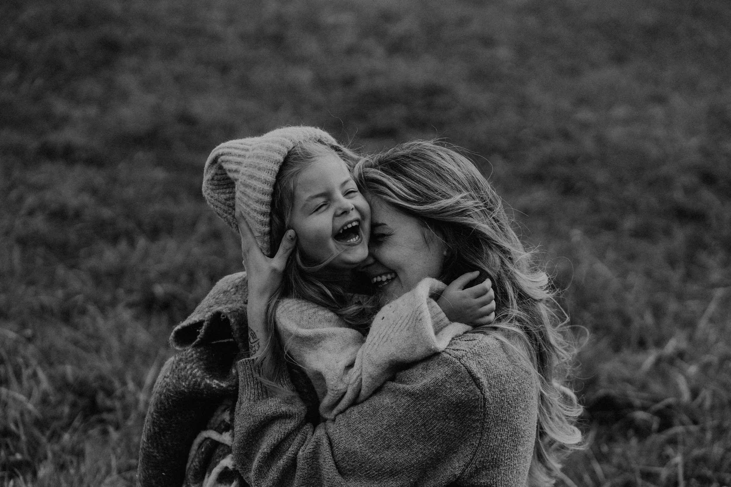 mere-fille-eclat-rire-exterieur-portrait-famille-noir-blanc.jpg