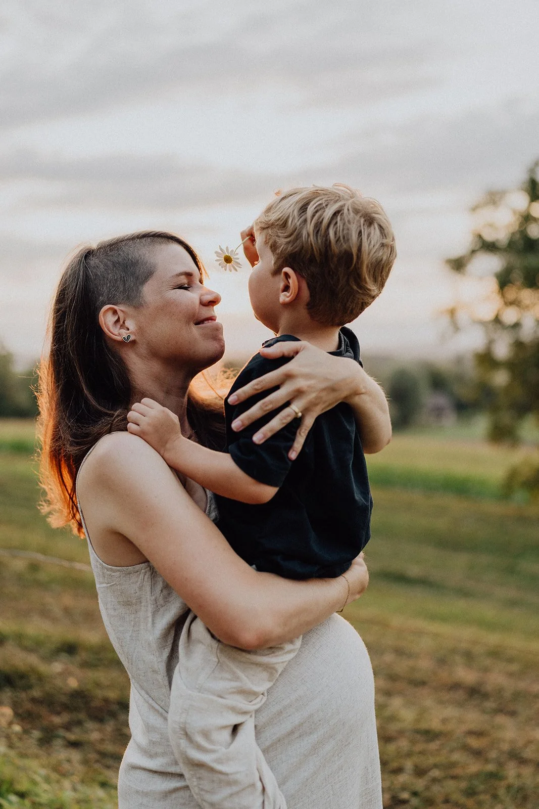 maman-enfant-tendresse-seance-famille-coucher-soleil-nonanteemotions.jpg