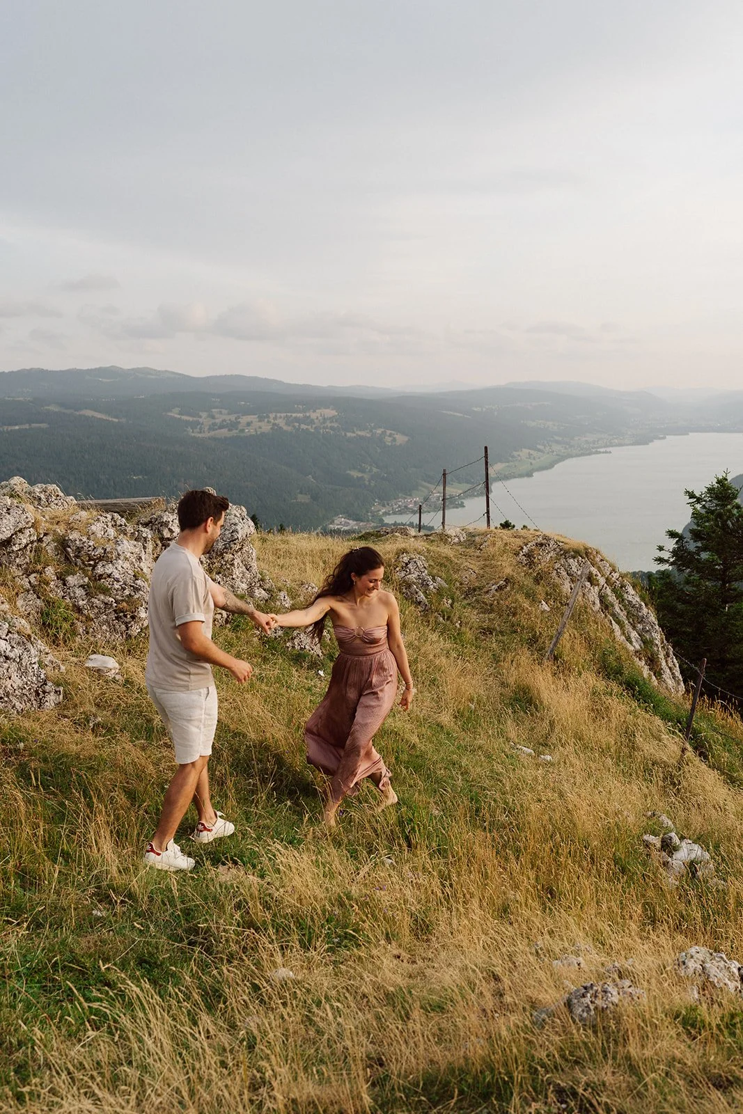 seance-couple-montagne-lac-suisse-nonanteemotions.jpg