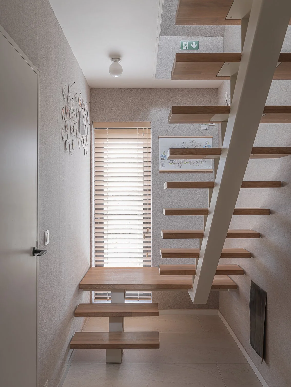 Herbestemming van een ongebruikte ruimte tot een hoogwaardige vakantiesuite in Kluisbergen.
Door een doordacht renovatieconcept en inrichting op maat werd een compacte studio van 80 m² geoptimaliseerd naar comfort, rust en beleving, met sterke connec