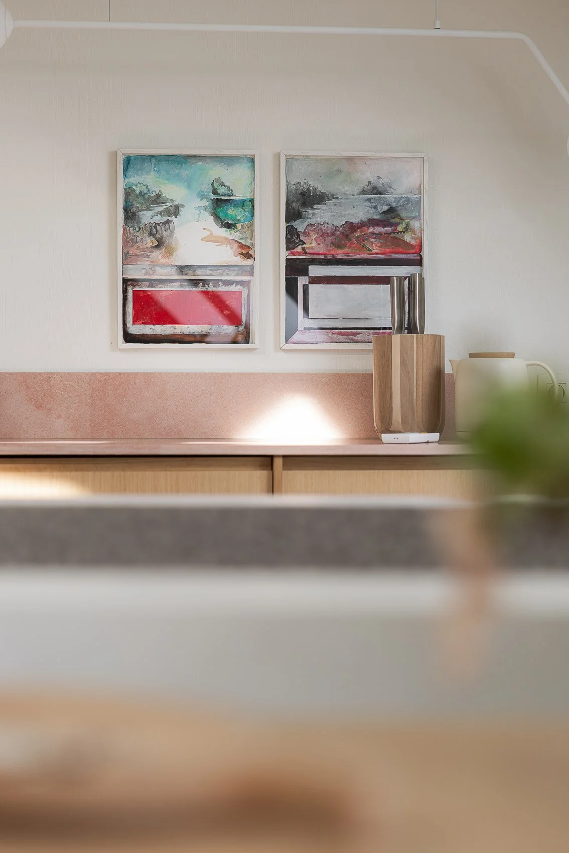 Interieurdetail met zachte kleuren, warme verlichting en zorgvuldig gekozen materialen die bijdragen aan rust en beleving