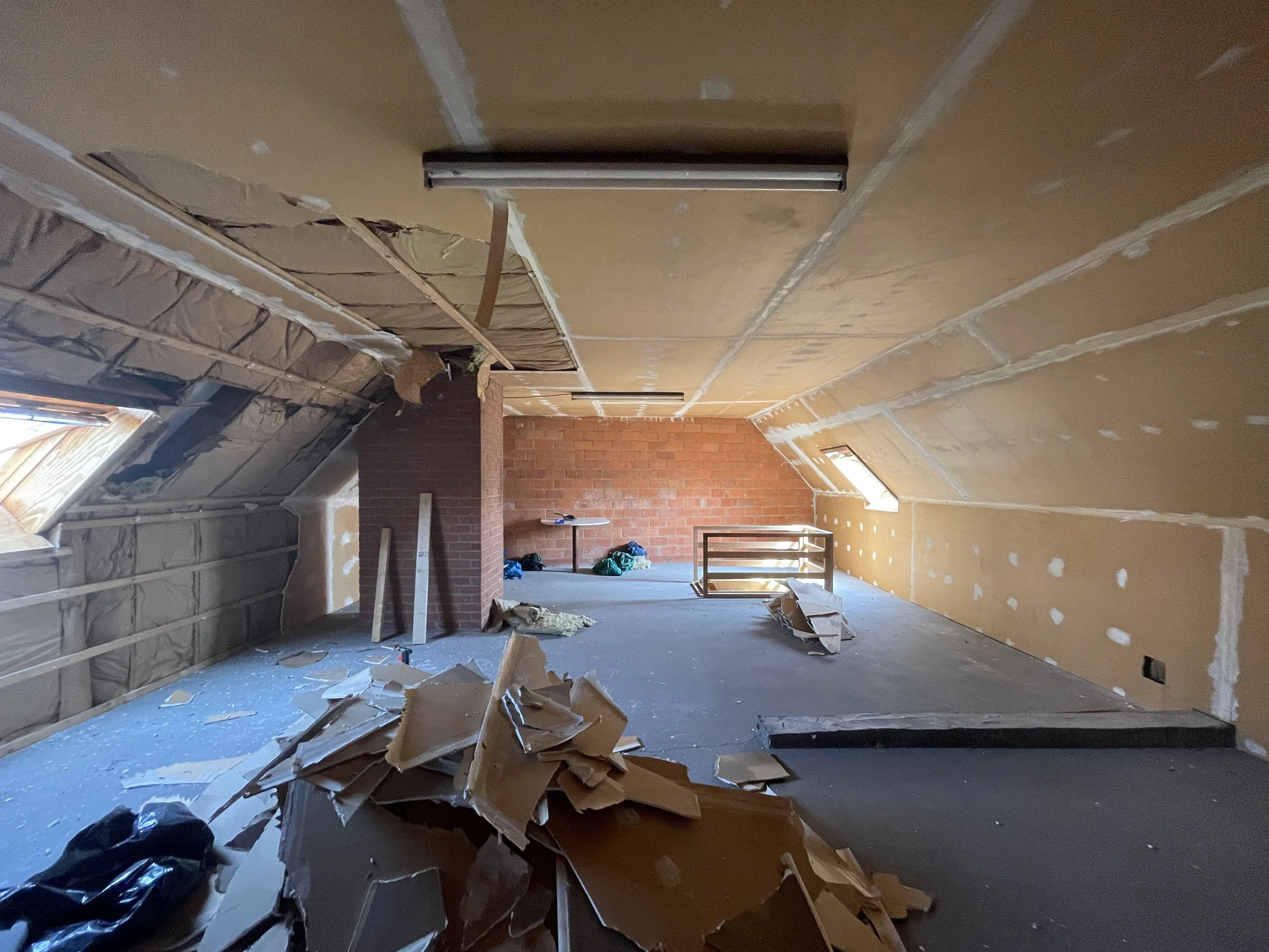 Bestaande zolderruimte in Kluisbergen vóór renovatie, met beperkte indeling en zonder isolatie, voorbereid voor herbestemming naar duplex met extra leefruimte