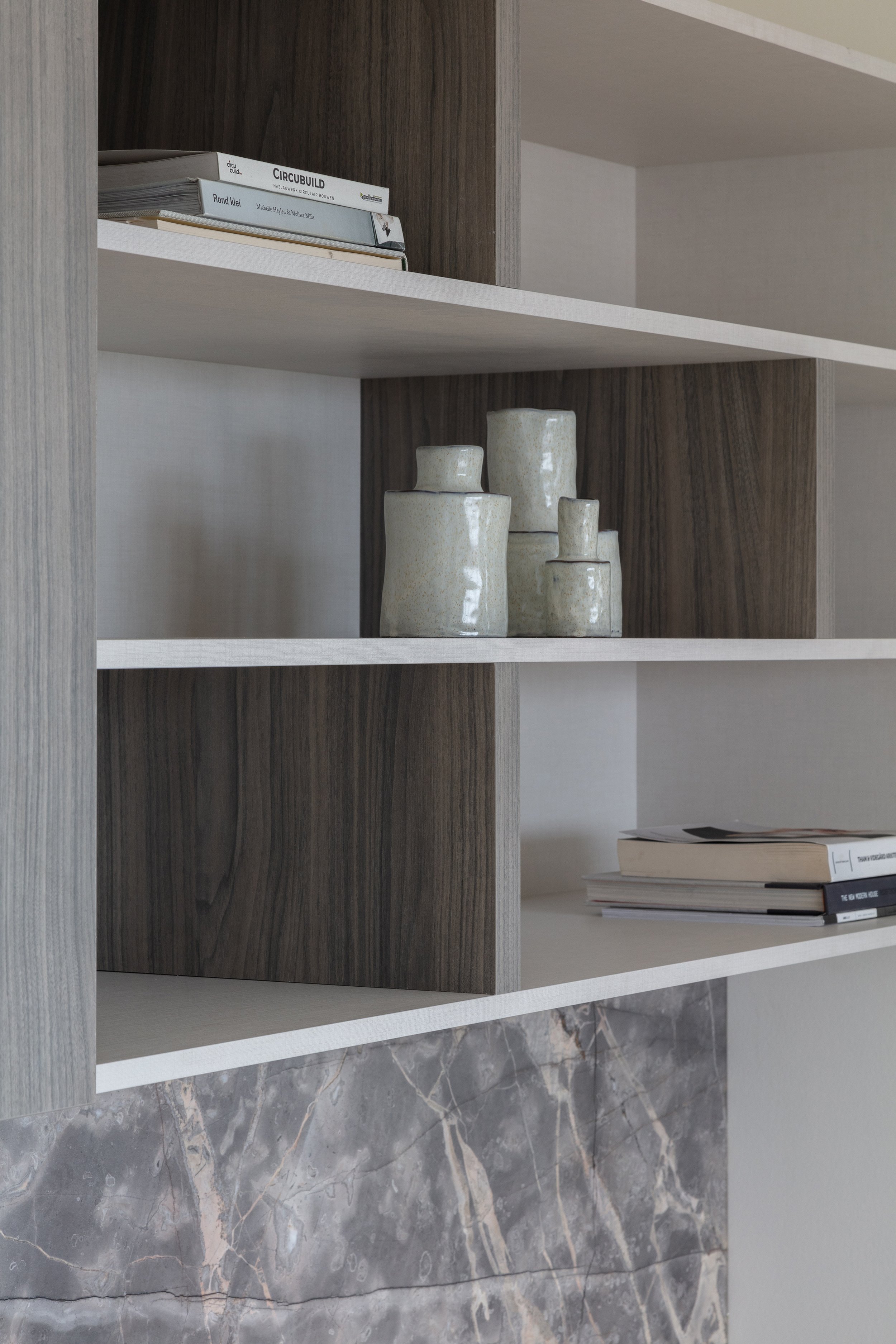 Maatwerk interieurdetail met duurzame materialen en rustige afwerking