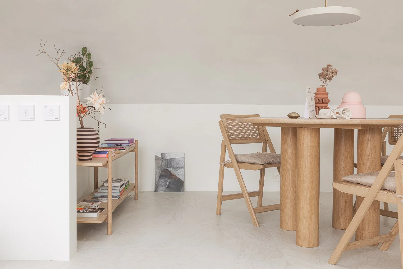 Herbestemming van een ongebruikte ruimte tot een hoogwaardige vakantiesuite in Kluisbergen.
Door een doordacht renovatieconcept en inrichting op maat werd een compacte studio van 80 m² geoptimaliseerd naar comfort, rust en beleving, met sterke connec