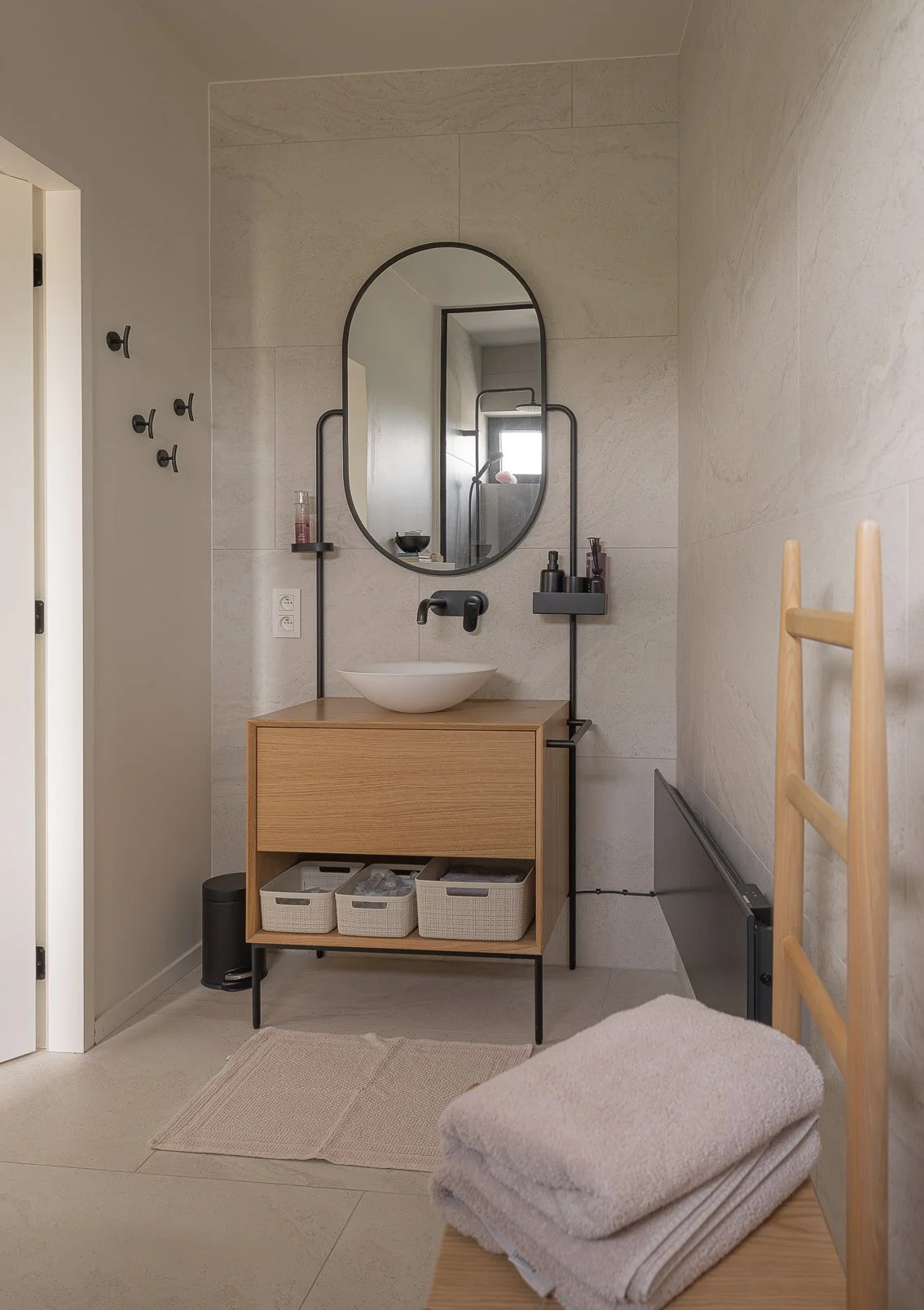 Herbestemming van een ongebruikte ruimte tot een hoogwaardige vakantiesuite in Kluisbergen.
Door een doordacht renovatieconcept en inrichting op maat werd een compacte studio van 80 m² geoptimaliseerd naar comfort, rust en beleving, met sterke connec
