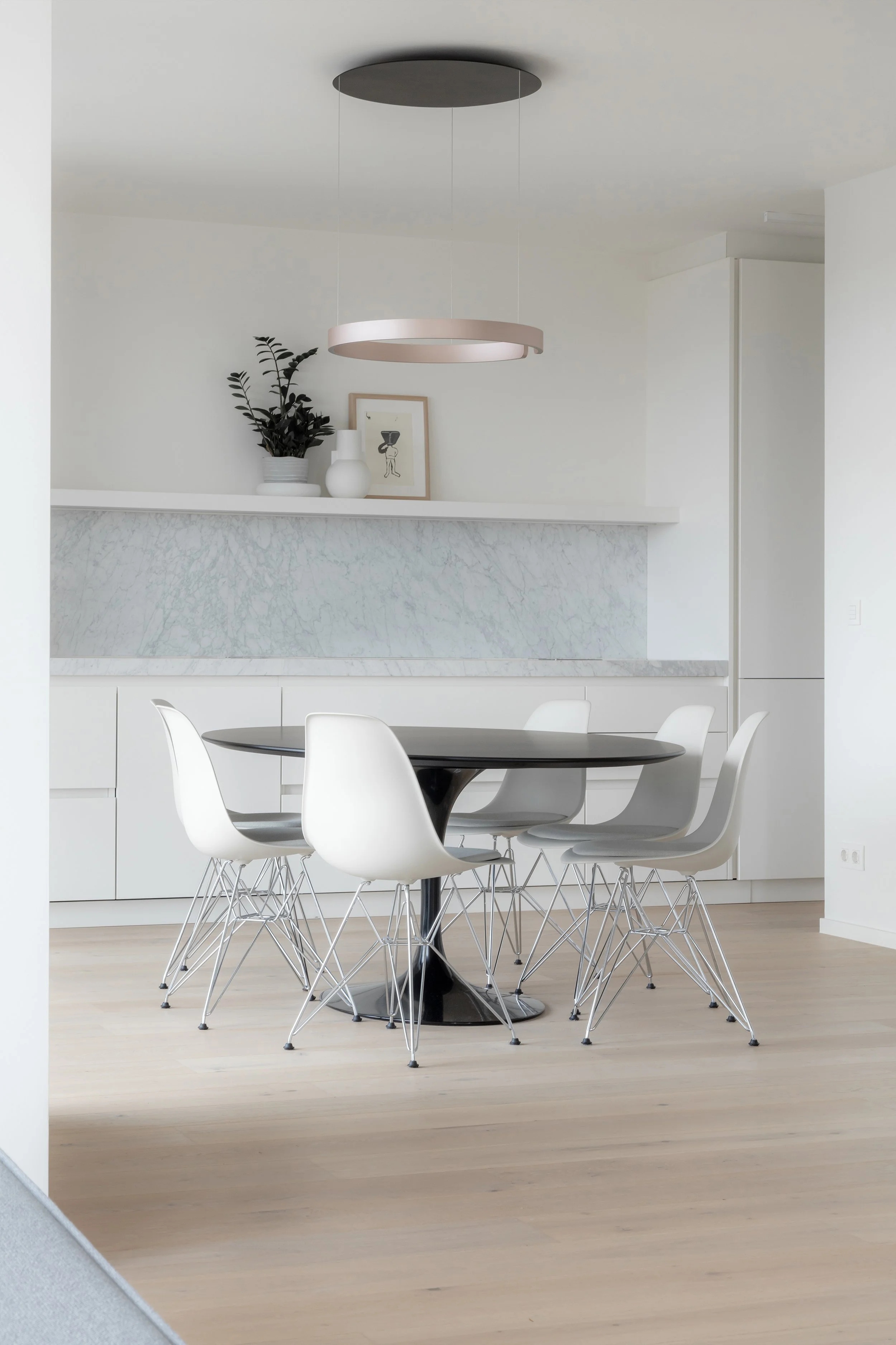 Inrichting van een bestaand appartement in Cadzand voor vakantieverhuur, waarbij de beschikbare ruimte maximaal werd benut met maatmeubilair en een doordachte indeling. Het resultaat is een compact maar comfortabel geheel, afgestemd op gebruik, duurz