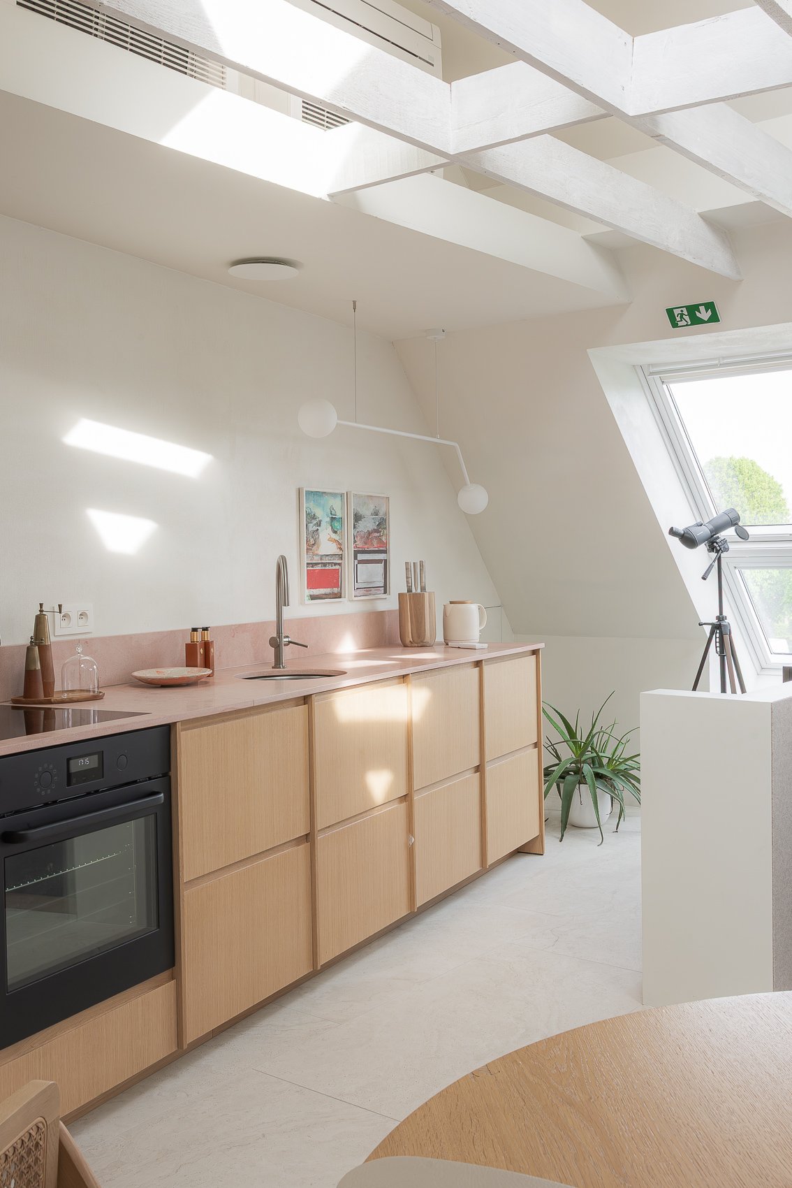 Herbestemming van een ongebruikte ruimte tot een hoogwaardige vakantiesuite in Kluisbergen.
Door een doordacht renovatieconcept en inrichting op maat werd een compacte studio van 80 m² geoptimaliseerd naar comfort, rust en beleving, met sterke connec