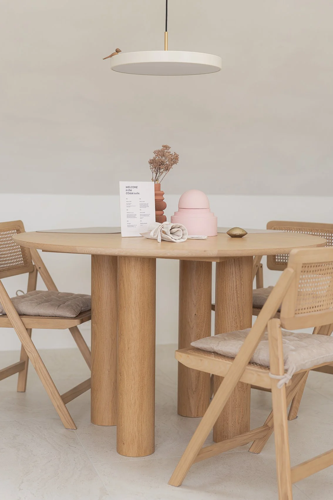 Herbestemming van een ongebruikte ruimte tot een hoogwaardige vakantiesuite in Kluisbergen.
Door een doordacht renovatieconcept en inrichting op maat werd een compacte studio van 80 m² geoptimaliseerd naar comfort, rust en beleving, met sterke connec