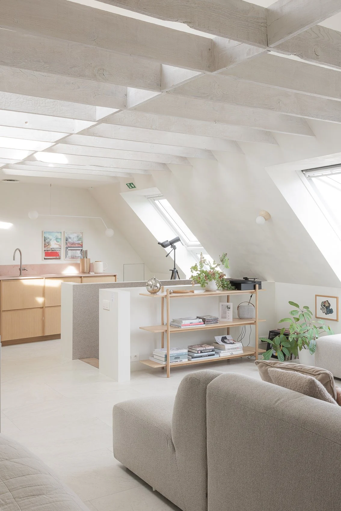 Herbestemming van een ongebruikte ruimte tot een hoogwaardige vakantiesuite in Kluisbergen.
Door een doordacht renovatieconcept en inrichting op maat werd een compacte studio van 80 m² geoptimaliseerd naar comfort, rust en beleving, met sterke connec